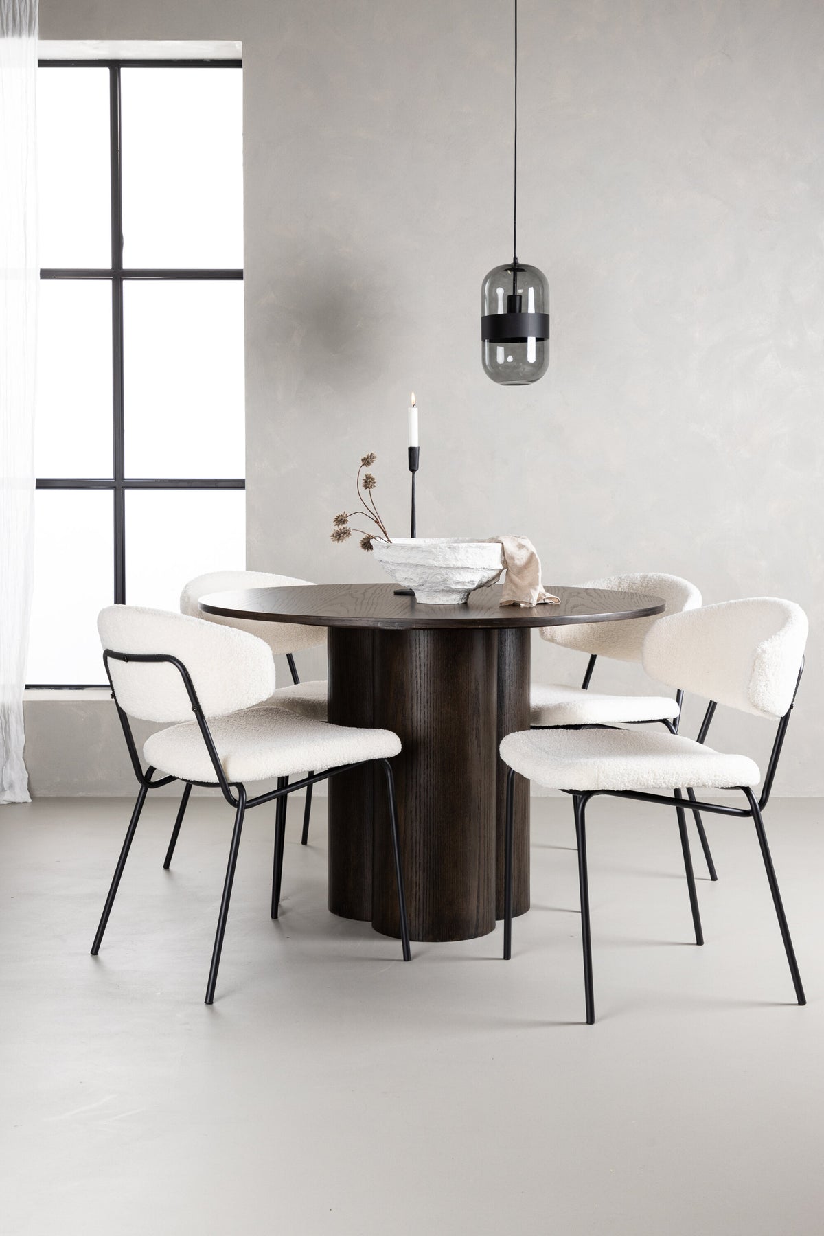Olivia Matbord med Chico Stolarna – Bord: ⌀110 Stol: 57x79x50
