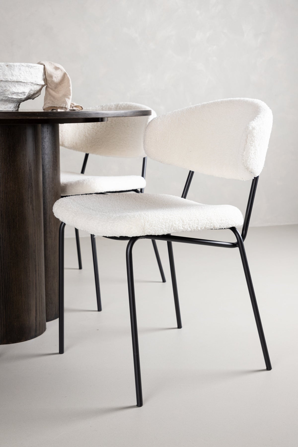 Olivia Matbord med Chico Stolarna – Bord: ⌀110 Stol: 57x79x50