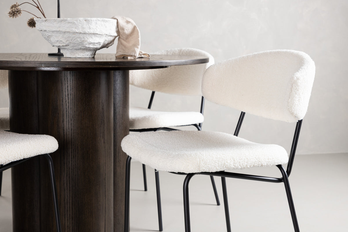 Olivia Matbord med Chico Stolarna – Bord: ⌀110 Stol: 57x79x50