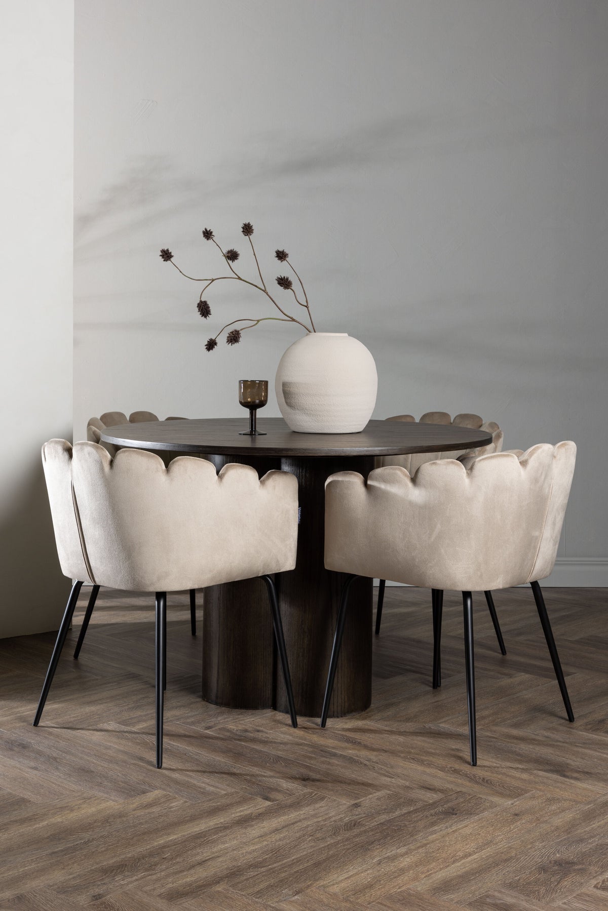 Olivia Matbord med Limhamn Stolarna – Bord: ⌀110 Stol: 51x76,5x46
