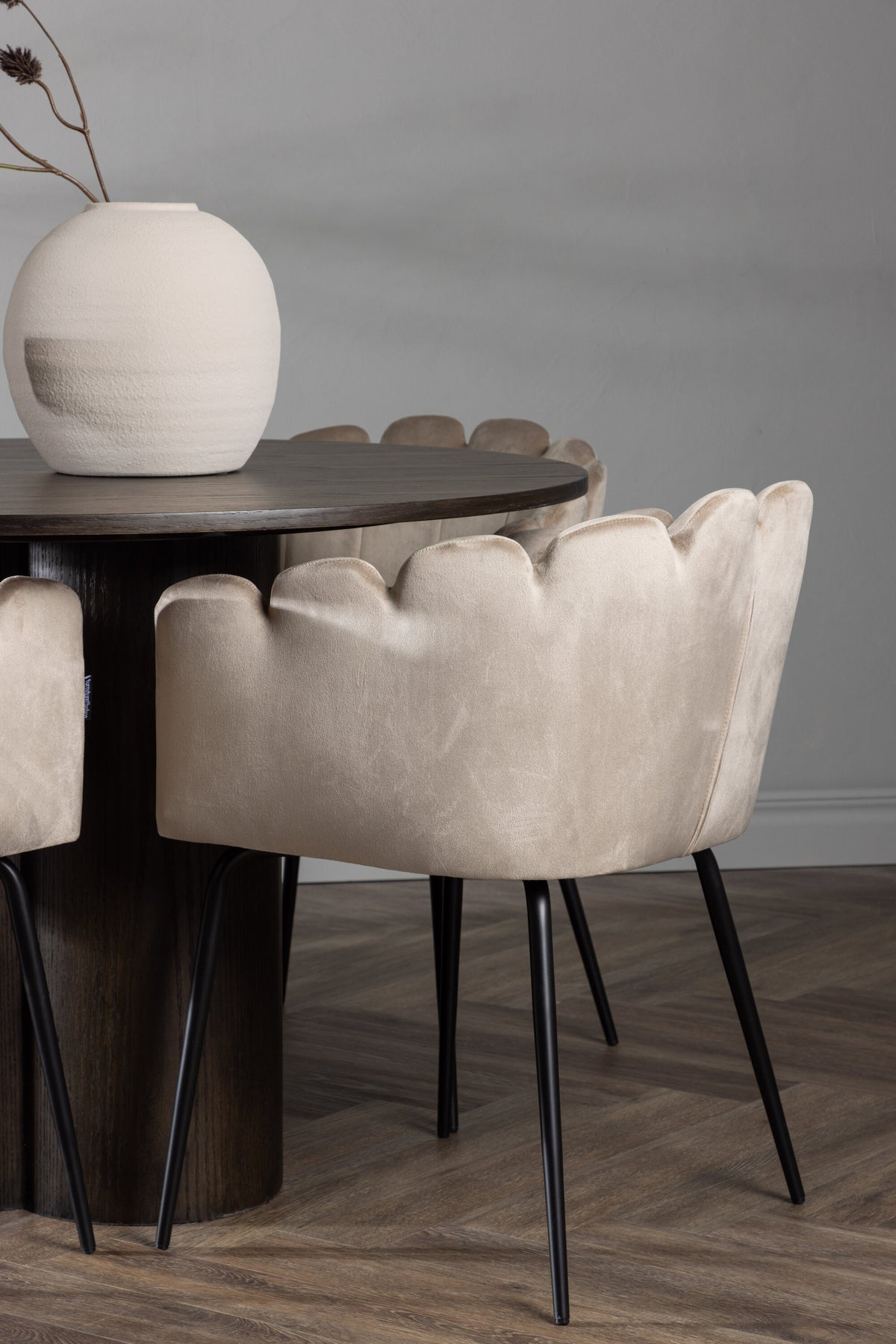 Olivia Matbord med Limhamn Stolarna – Bord: ⌀110 Stol: 51x76,5x46