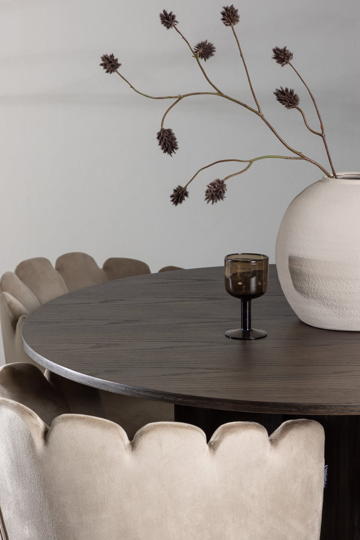 Olivia Matbord med Limhamn Stolarna – Bord: ⌀110 Stol: 51x76,5x46