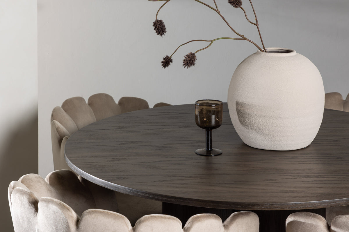 Olivia Matbord med Limhamn Stolarna – Bord: ⌀110 Stol: 51x76,5x46