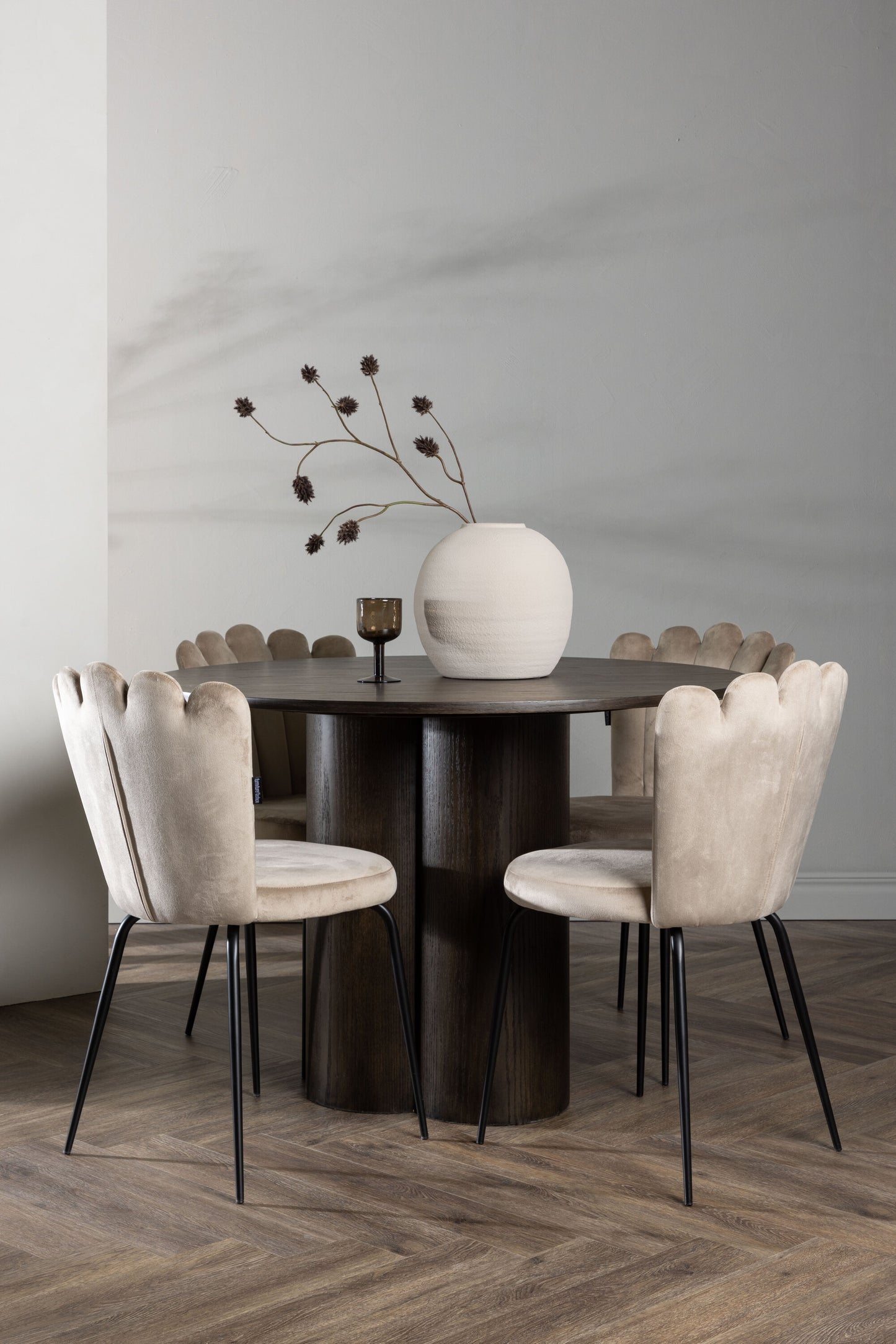 Olivia Matbord med Limhamn Stolarna – Bord: ⌀110 Stol: 42x82x44