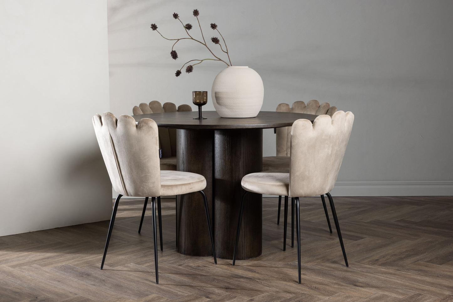Olivia Matbord med Limhamn Stolarna – Bord: ⌀110 Stol: 42x82x44