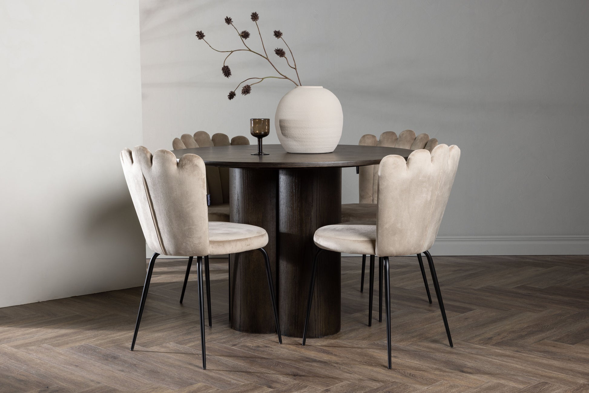 Olivia Matbord med Limhamn Stolarna – Bord: ⌀110 Stol: 42x82x44