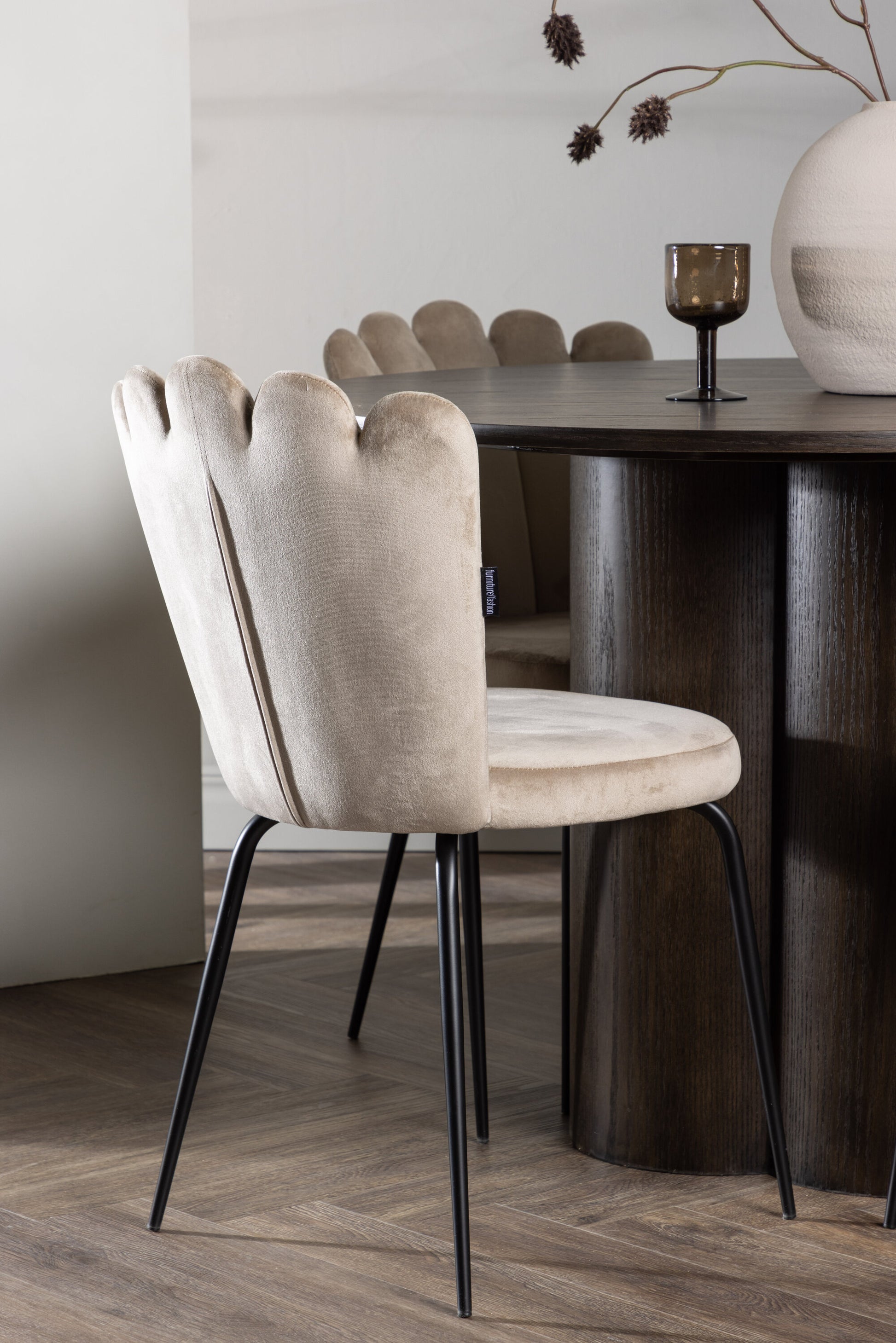 Olivia Matbord med Limhamn Stolarna – Bord: ⌀110 Stol: 42x82x44