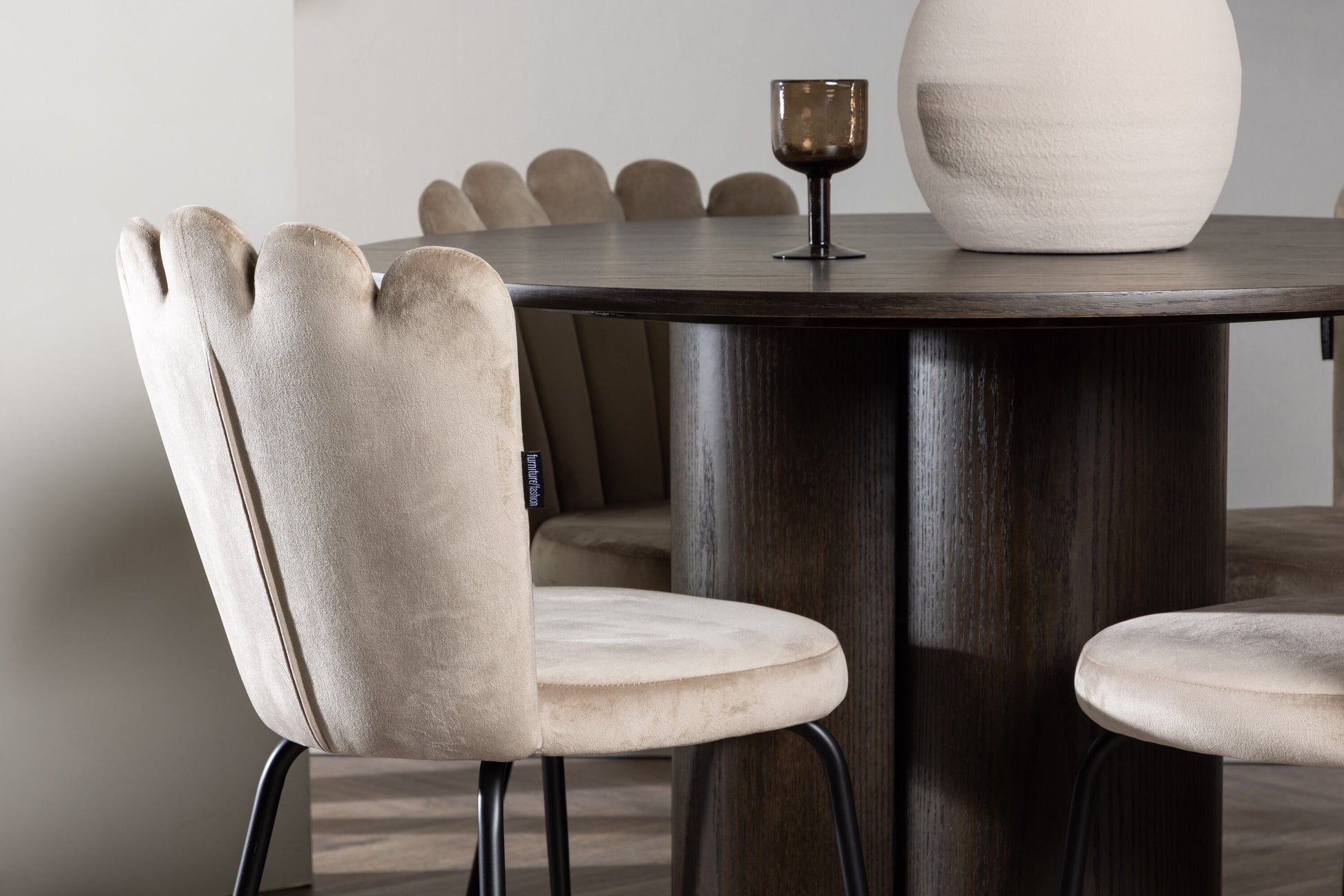 Olivia Matbord med Limhamn Stolarna – Bord: ⌀110 Stol: 42x82x44