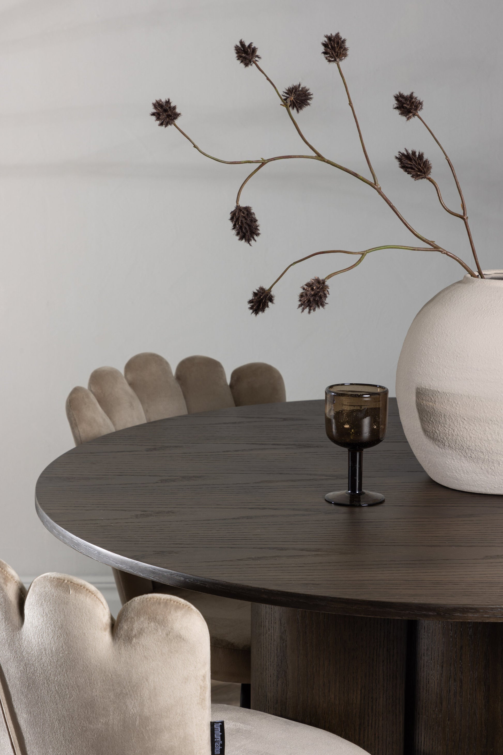 Olivia Matbord med Limhamn Stolarna – Bord: ⌀110 Stol: 42x82x44