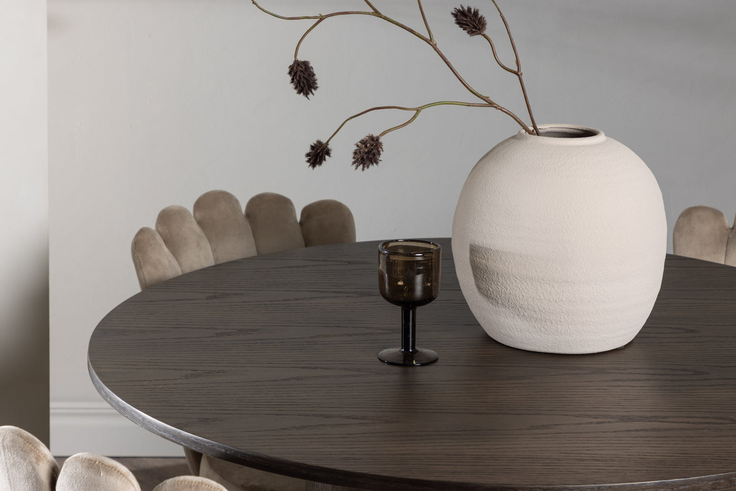 Olivia Matbord med Limhamn Stolarna – Bord: ⌀110 Stol: 42x82x44