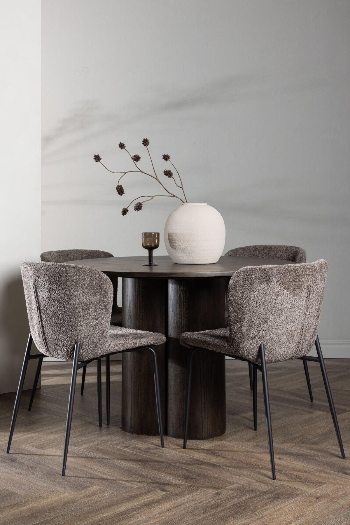 Olivia Matbord med Modesto Stolarna – Bord: ⌀110 Stol: 54x79,5x48