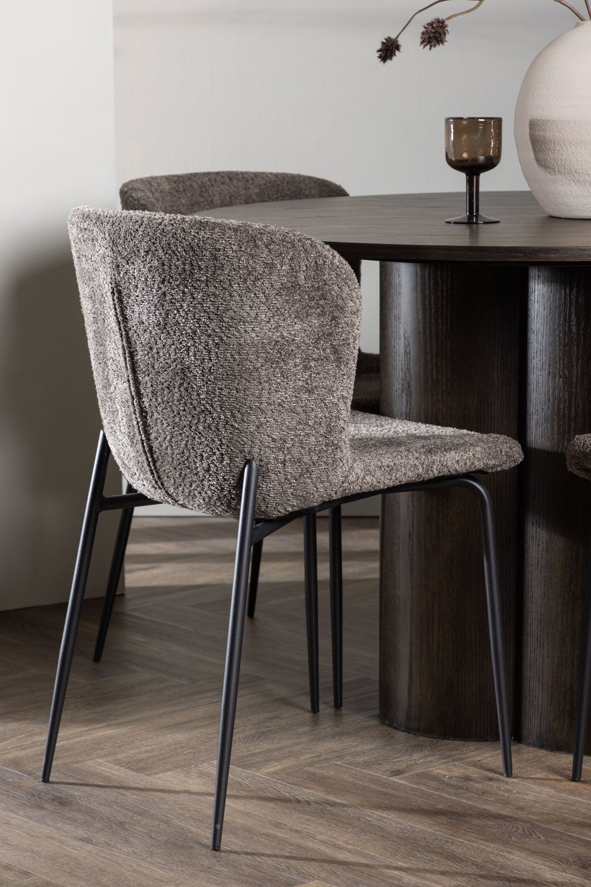 Olivia Matbord med Modesto Stolarna – Bord: ⌀110 Stol: 54x79,5x48