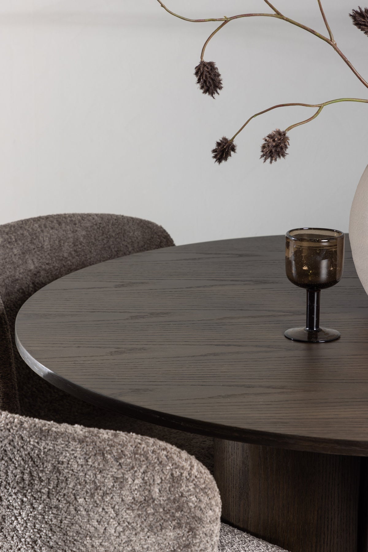 Olivia Matbord med Modesto Stolarna – Bord: ⌀110 Stol: 54x79,5x48