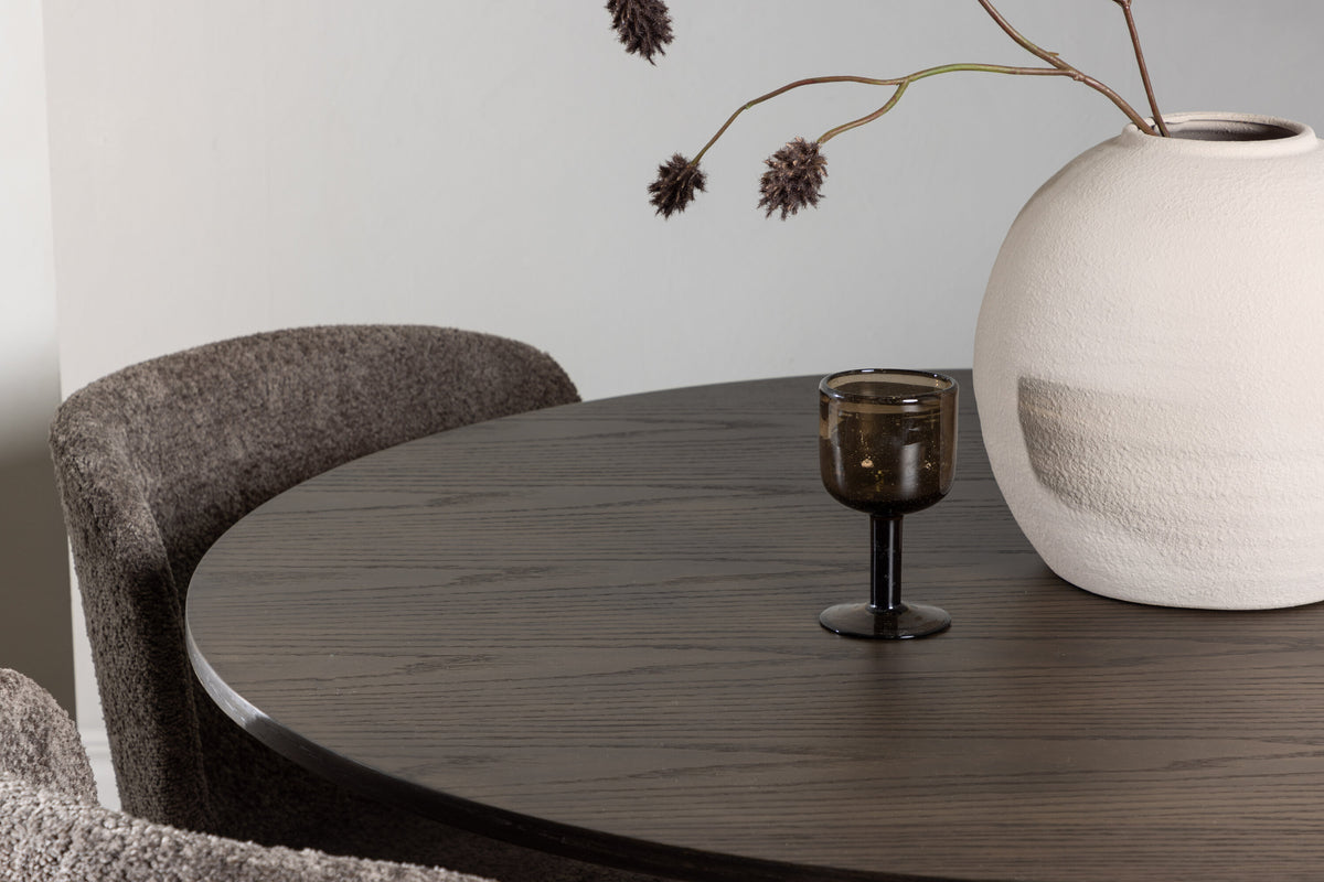 Olivia Matbord med Modesto Stolarna – Bord: ⌀110 Stol: 54x79,5x48