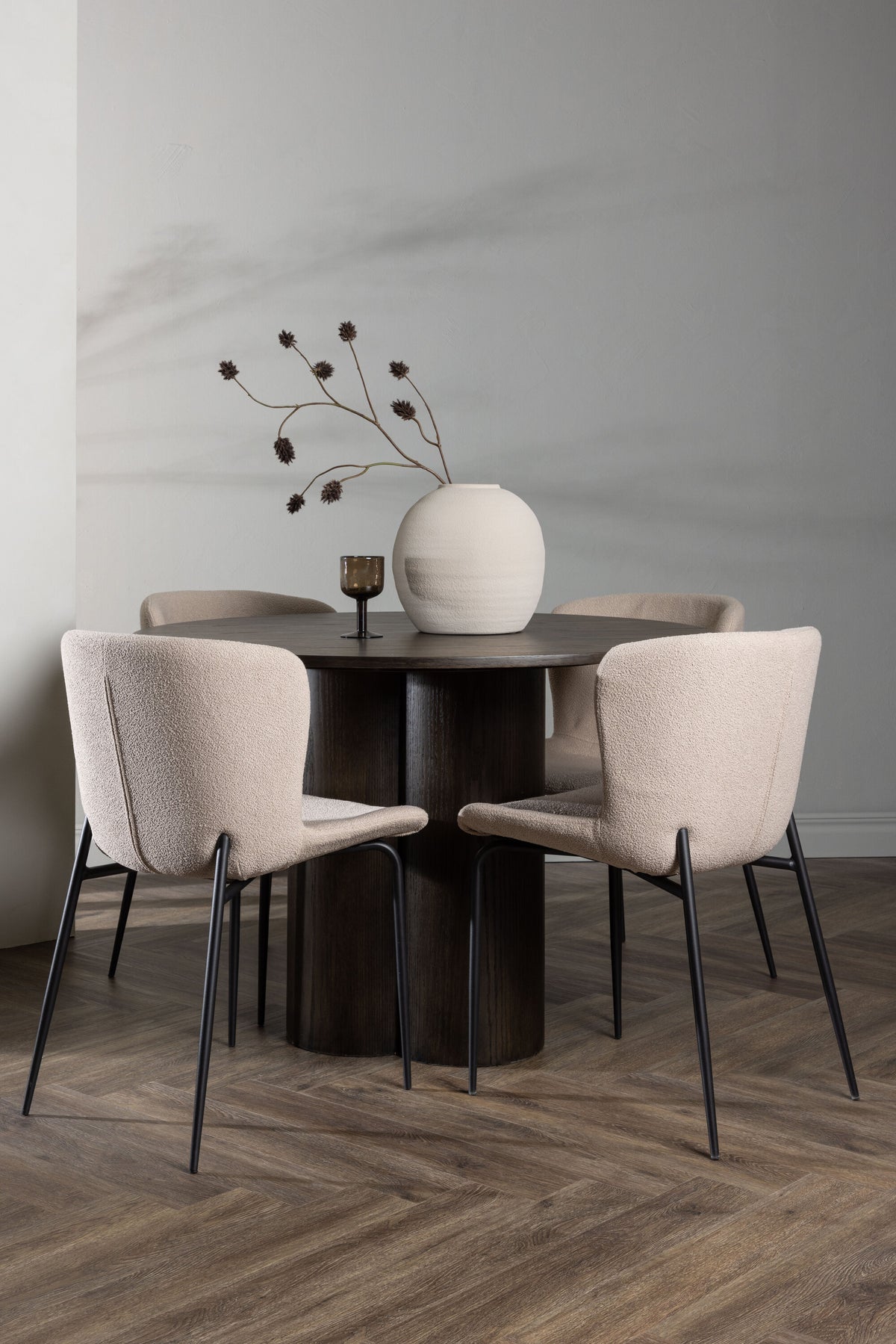 Olivia Matbord med Modesto Stolarna – Bord: ⌀110 Stol: 54x79,5x48