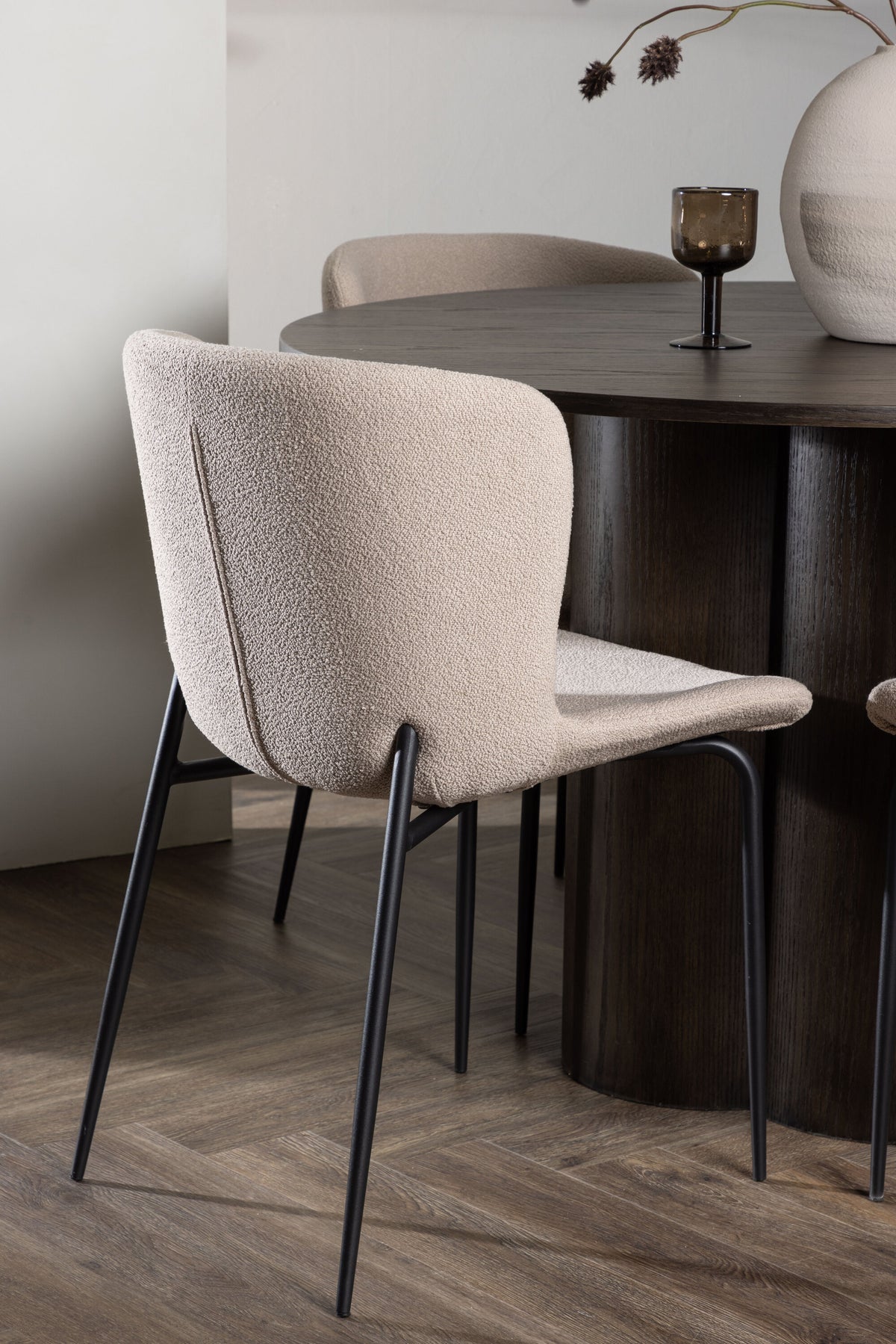 Olivia Matbord med Modesto Stolarna – Bord: ⌀110 Stol: 54x79,5x48