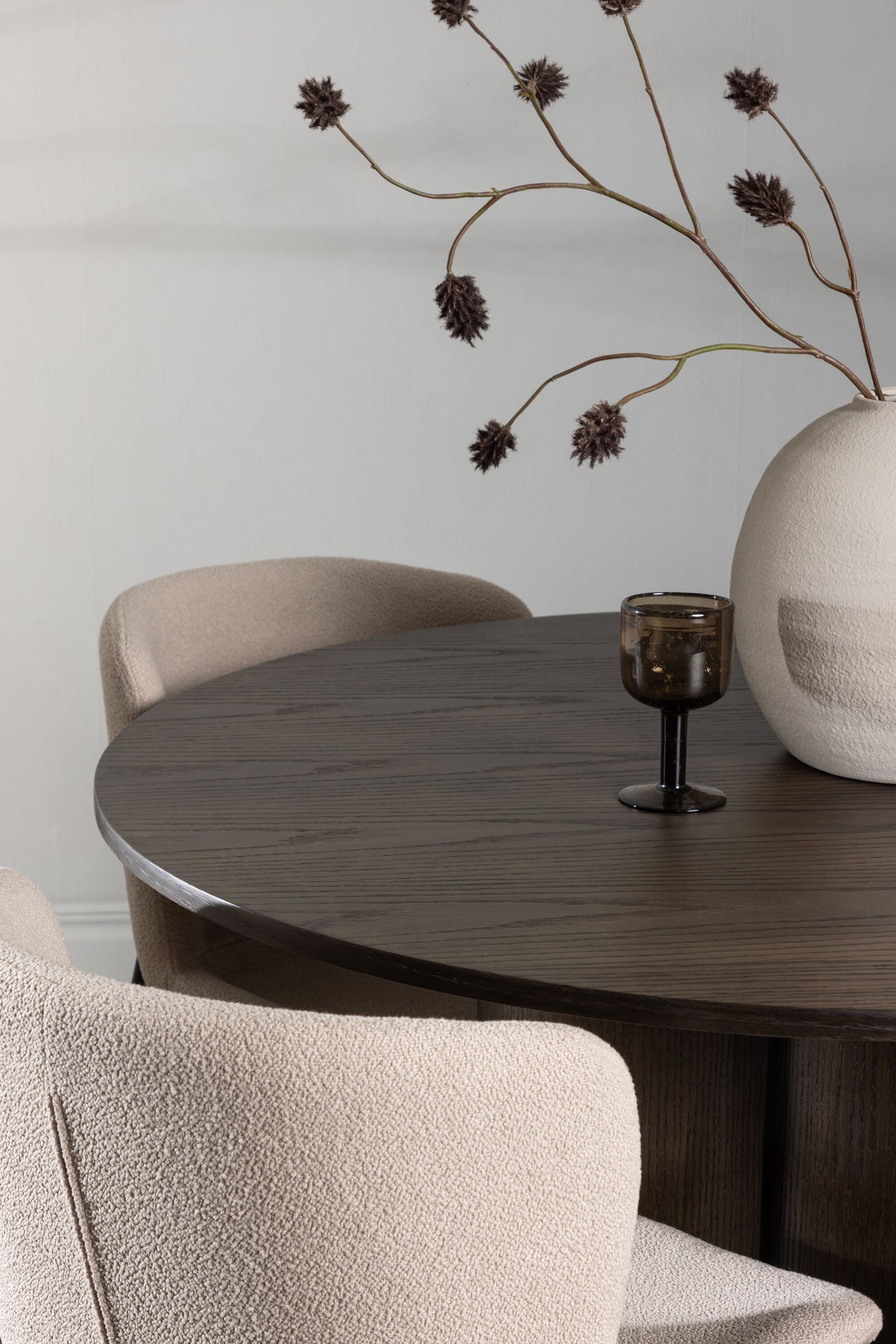 Olivia Matbord med Modesto Stolarna – Bord: ⌀110 Stol: 54x79,5x48