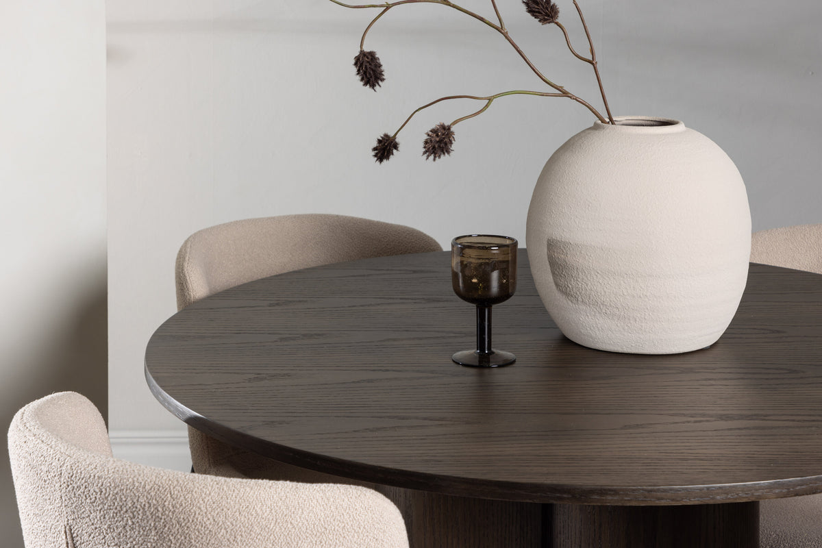 Olivia Matbord med Modesto Stolarna – Bord: ⌀110 Stol: 54x79,5x48