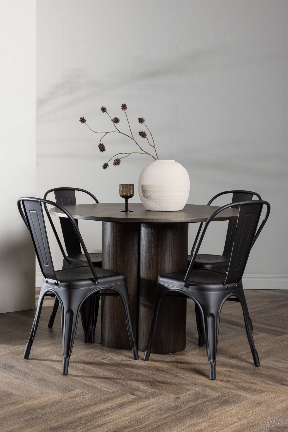 Olivia Matbord med Tempe Stolarna – Bord: ⌀110 Stol: 53x85x45