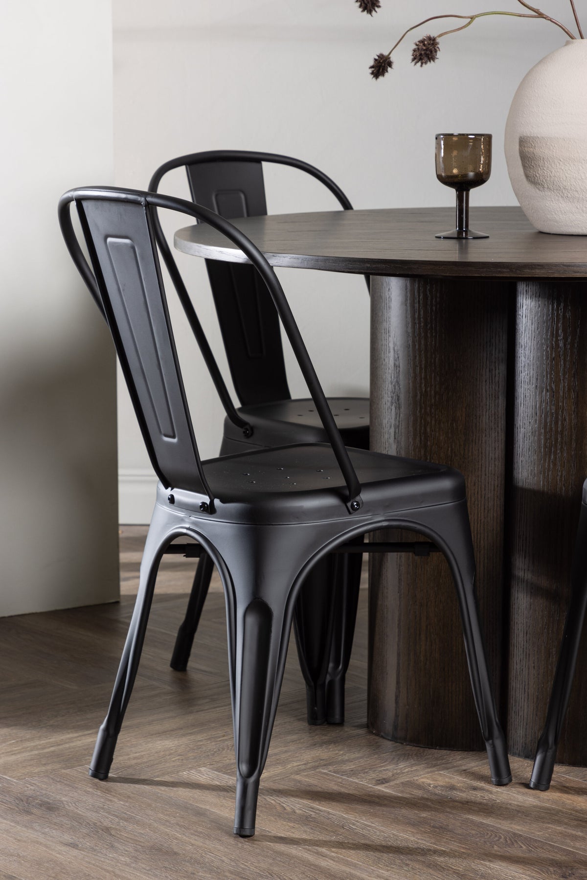 Olivia Matbord med Tempe Stolarna – Bord: ⌀110 Stol: 53x85x45
