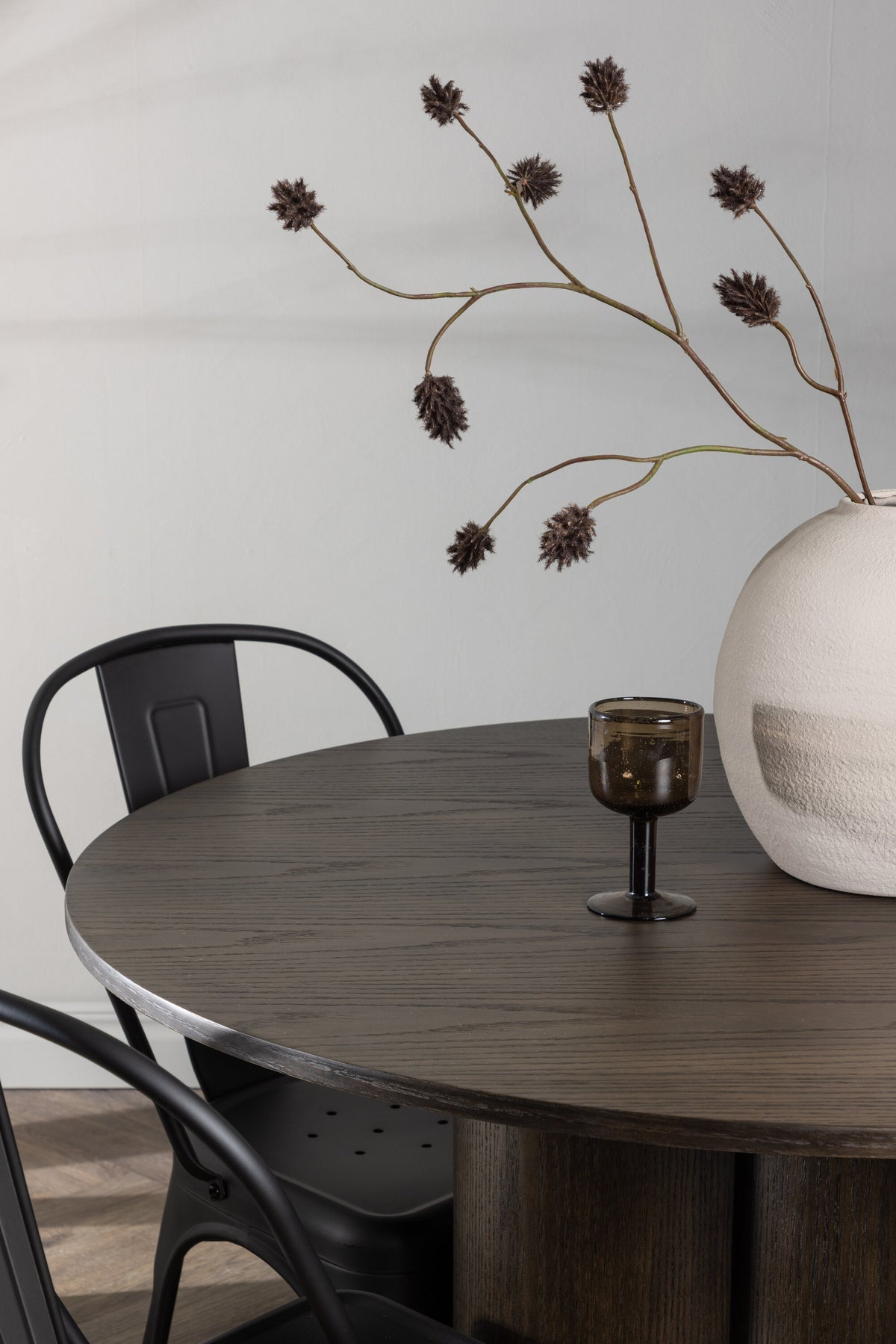 Olivia Matbord med Tempe Stolarna – Bord: ⌀110 Stol: 53x85x45