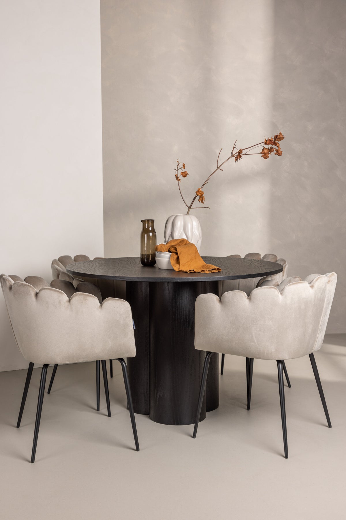 Olivia Matbord med Limhamn Stolarna – Bord: ⌀110 Stol: 51x76,5x46