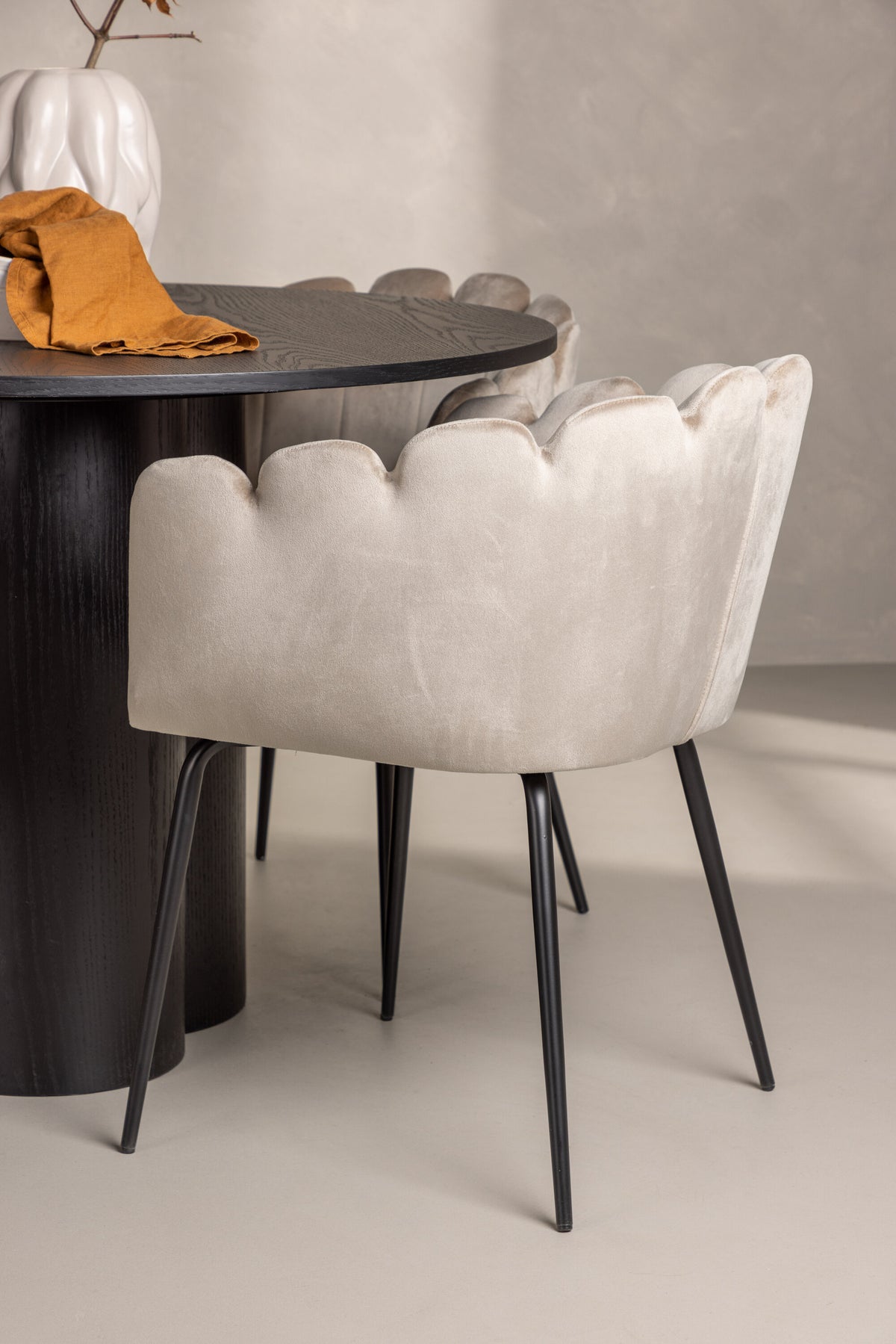 Olivia Matbord med Limhamn Stolarna – Bord: ⌀110 Stol: 51x76,5x46