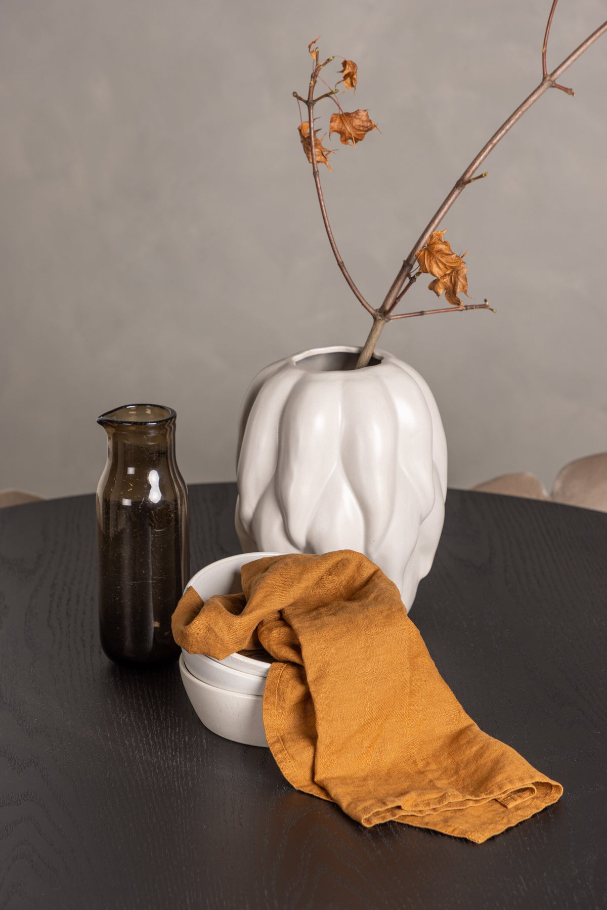 Olivia Matbord med Limhamn Stolarna – Bord: ⌀110 Stol: 51x76,5x46