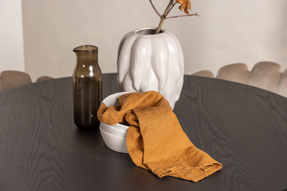 Olivia Matbord med Limhamn Stolarna – Bord: ⌀110 Stol: 51x76,5x46