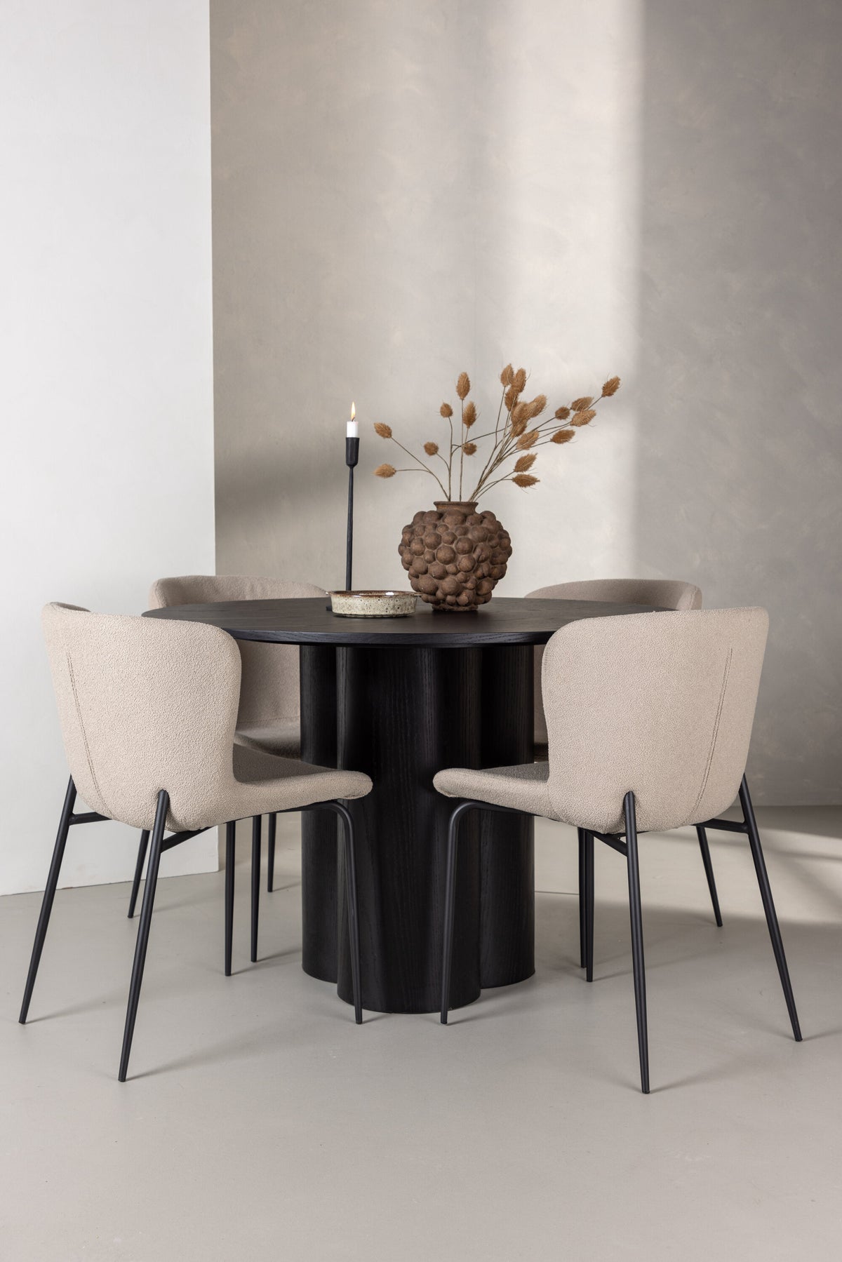 Olivia Matbord med Modesto Stolarna – Bord: ⌀110 Stol: 54x79,5x48