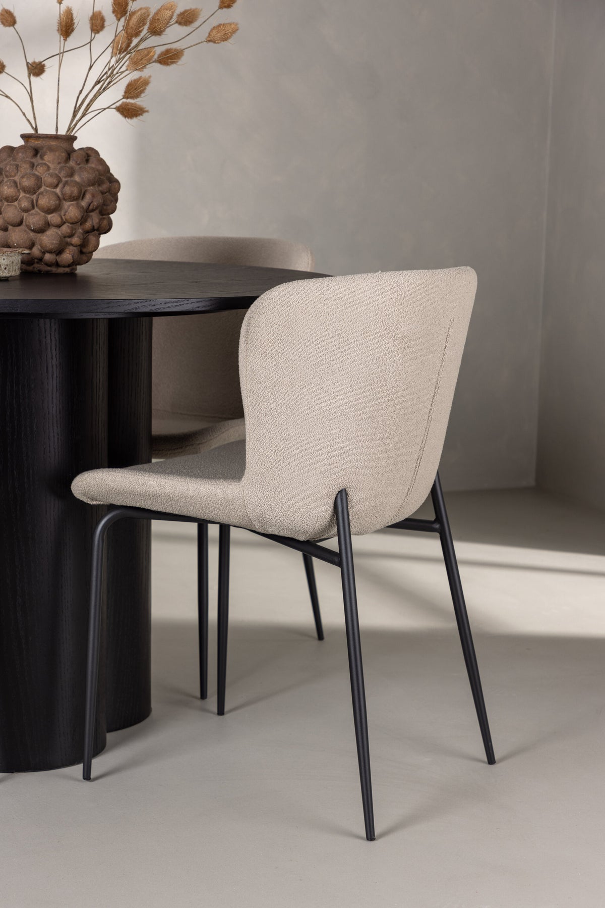 Olivia Matbord med Modesto Stolarna – Bord: ⌀110 Stol: 54x79,5x48