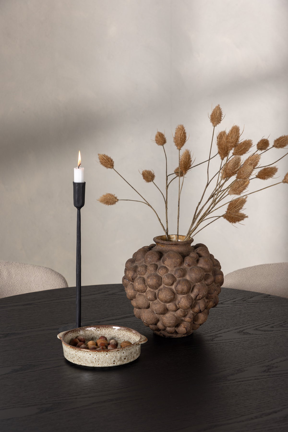 Olivia Matbord med Modesto Stolarna – Bord: ⌀110 Stol: 54x79,5x48