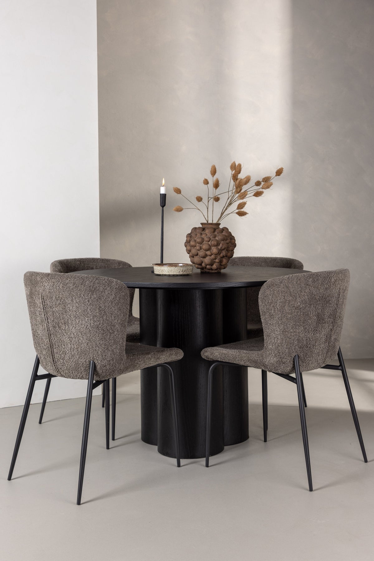 Olivia Matbord med Modesto Stolarna – Bord: ⌀110 Stol: 54x79,5x48