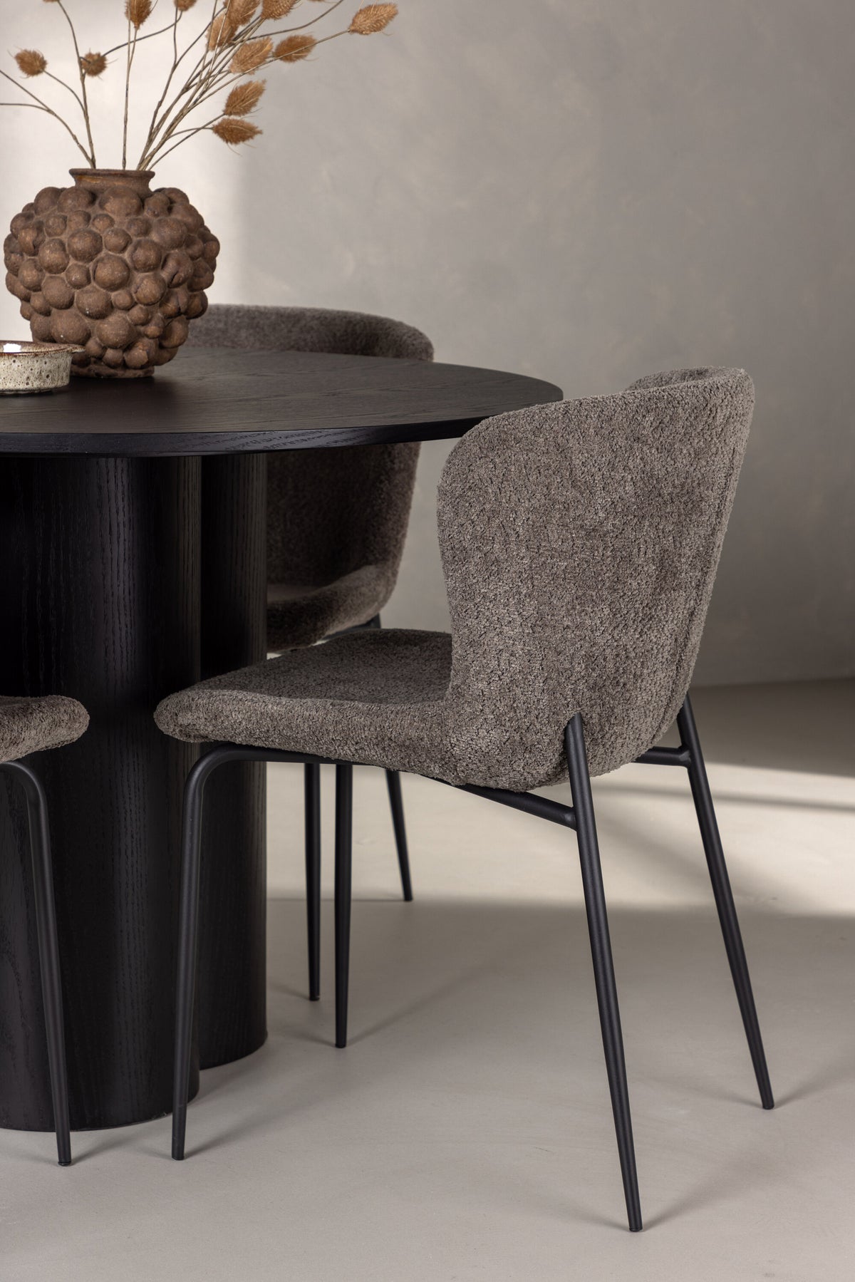 Olivia Matbord med Modesto Stolarna – Bord: ⌀110 Stol: 54x79,5x48