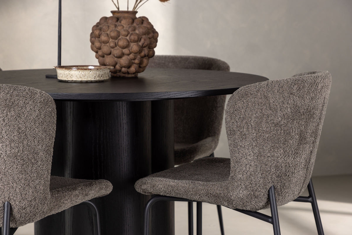 Olivia Matbord med Modesto Stolarna – Bord: ⌀110 Stol: 54x79,5x48