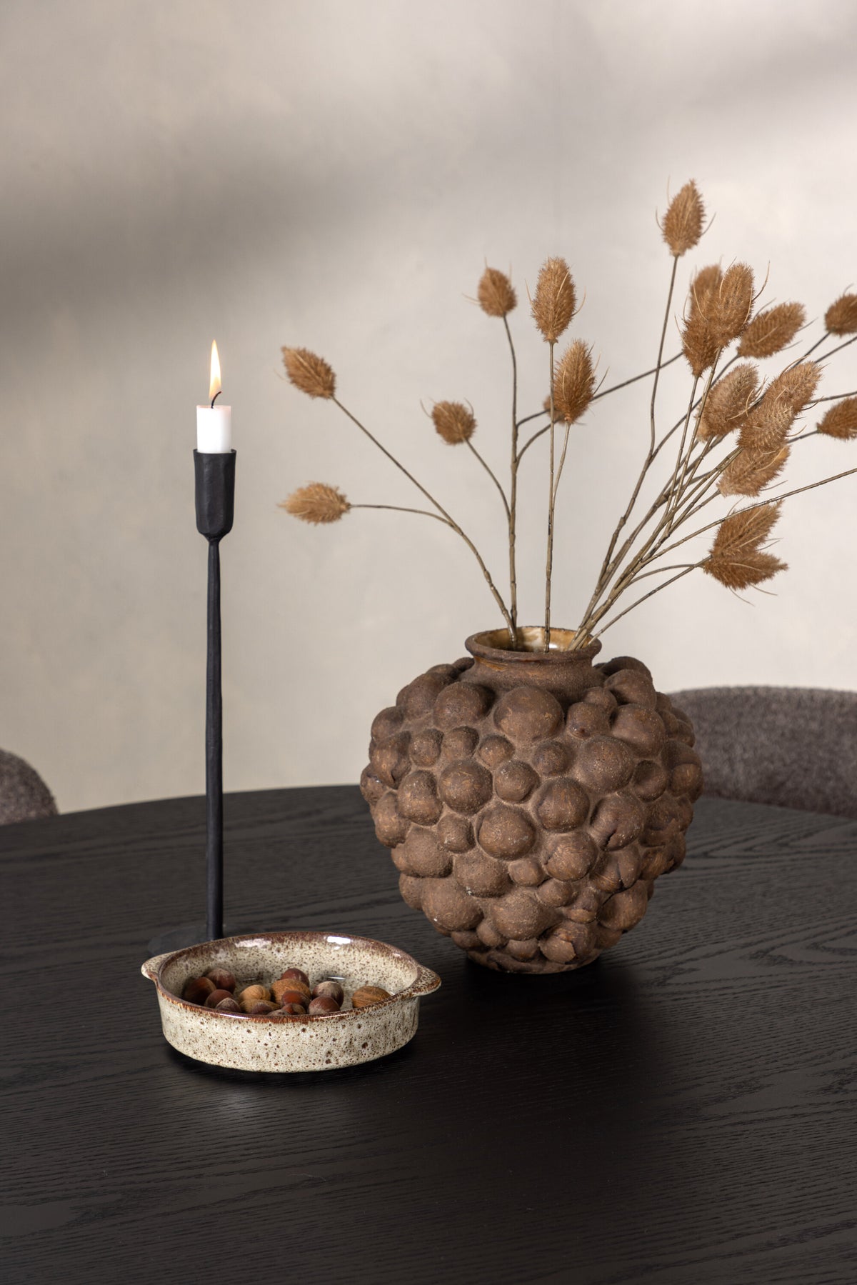 Olivia Matbord med Modesto Stolarna – Bord: ⌀110 Stol: 54x79,5x48