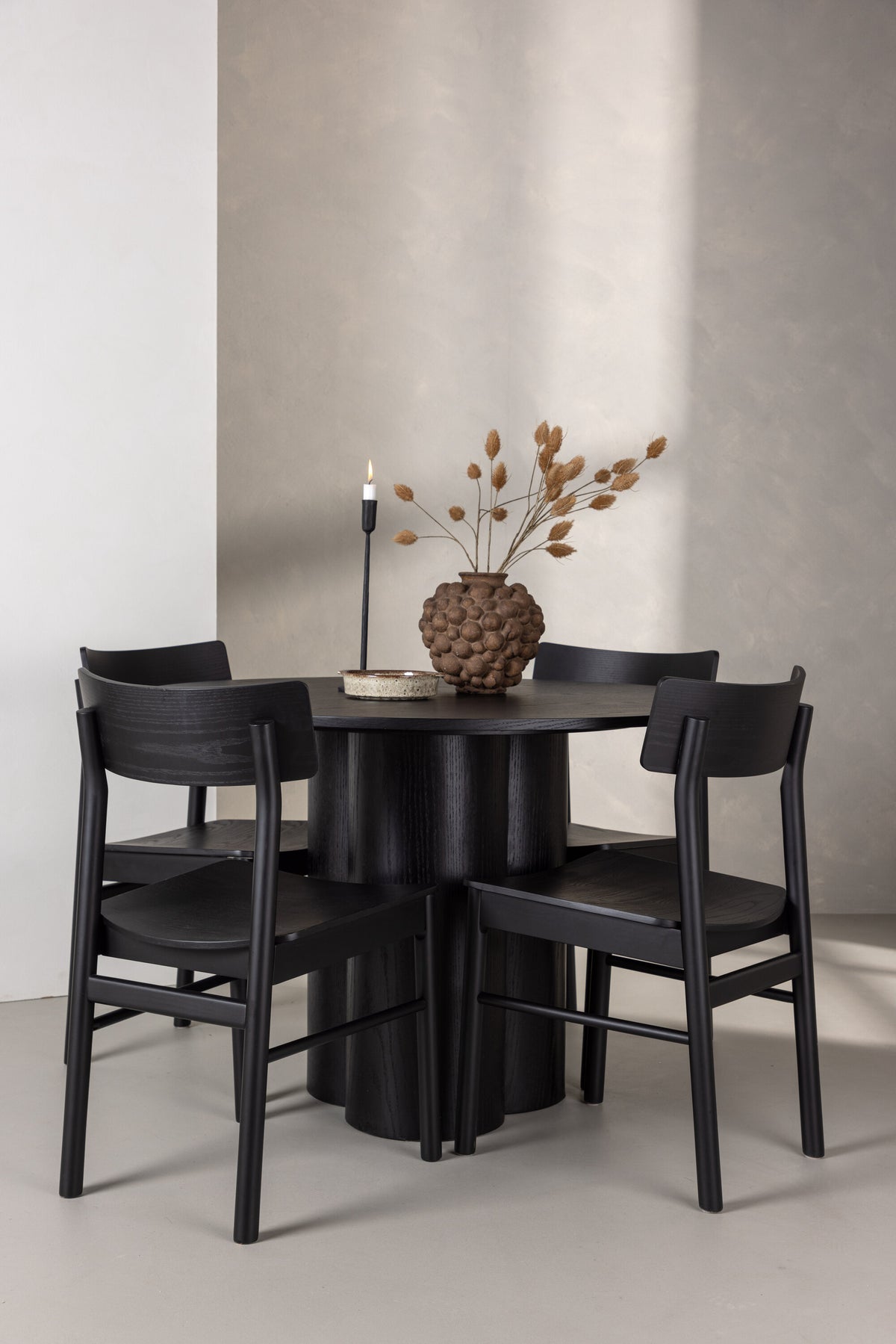 Olivia Matbord med Montros Stolarna – Bord: ⌀110 Stol: 48x82x45,5