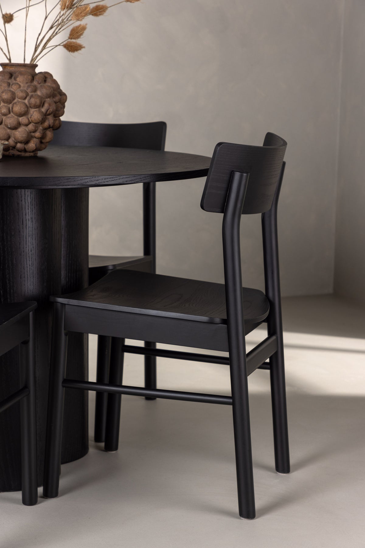 Olivia Matbord med Montros Stolarna – Bord: ⌀110 Stol: 48x82x45,5