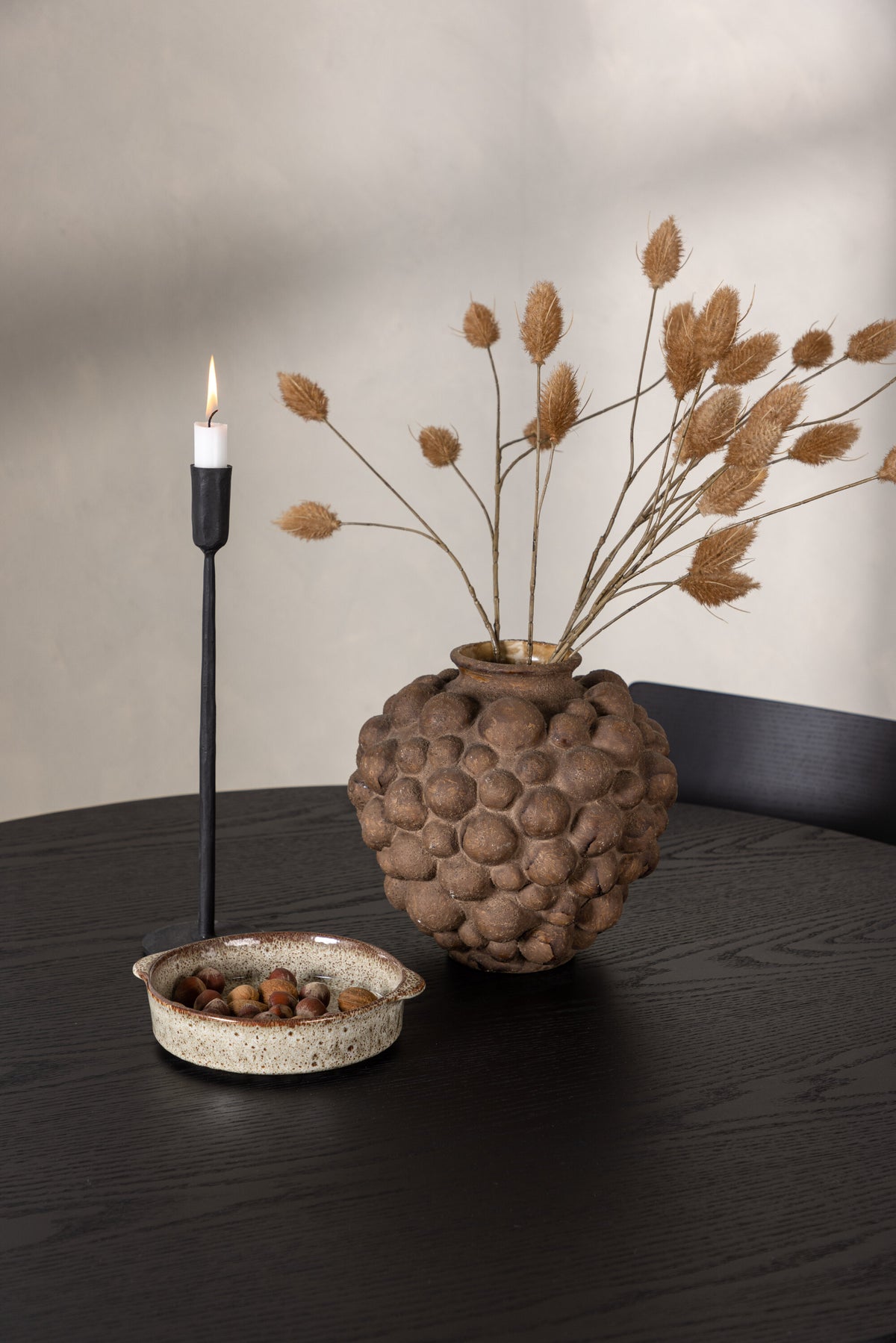 Olivia Matbord med Montros Stolarna – Bord: ⌀110 Stol: 48x82x45,5