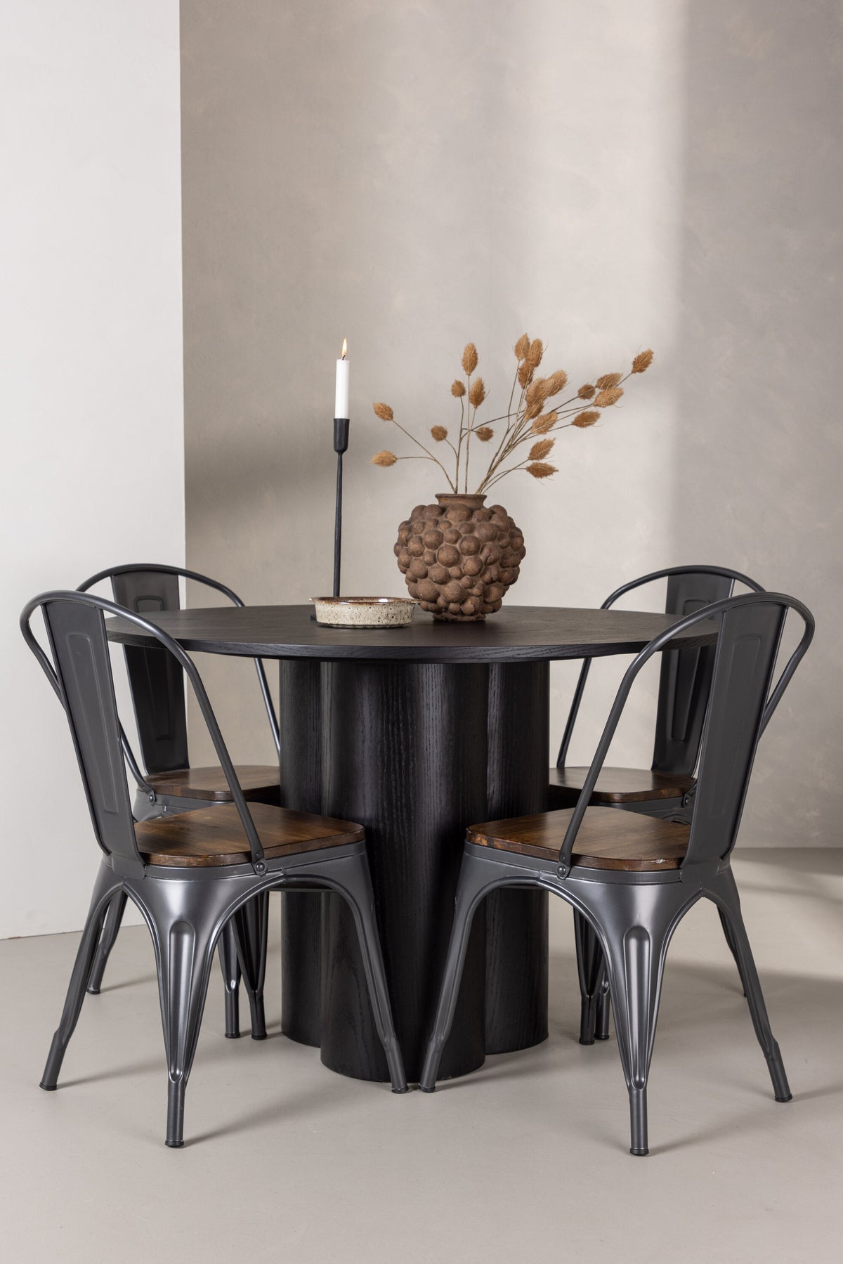Olivia Matbord med Tempe Stolarna – Bord: ⌀110 Stol: 51x85x36