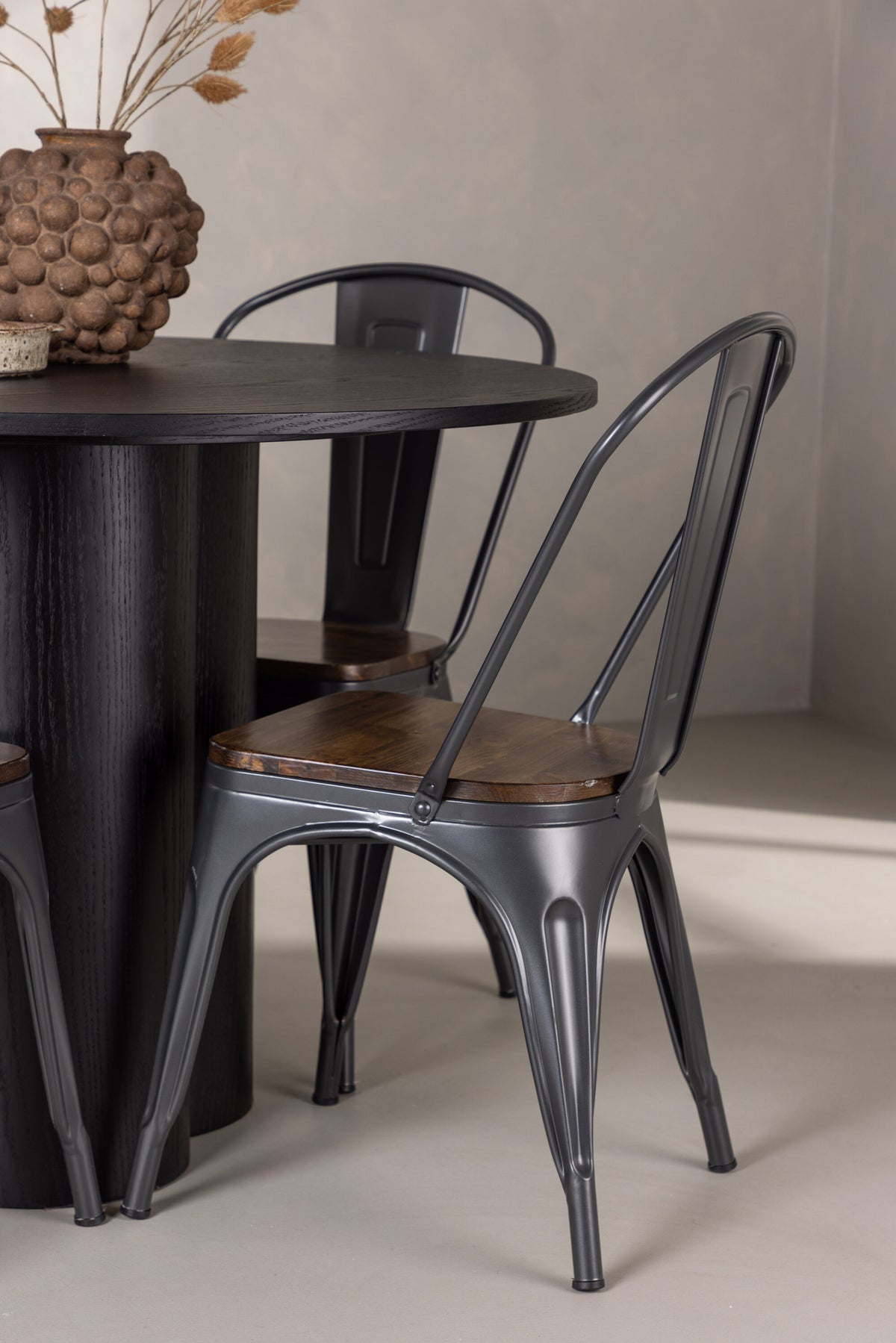 Olivia Matbord med Tempe Stolarna – Bord: ⌀110 Stol: 51x85x36