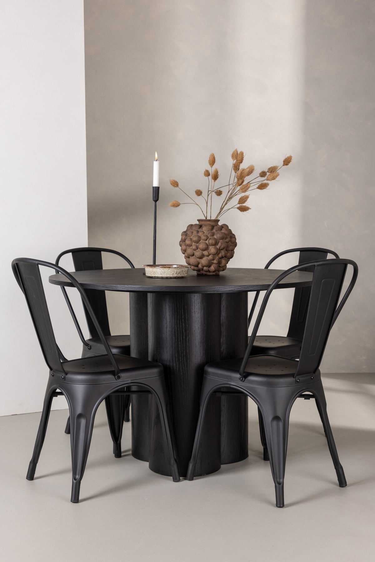 Olivia Matbord med Tempe Stolarna – Bord: ⌀110 Stol: 53x85x45