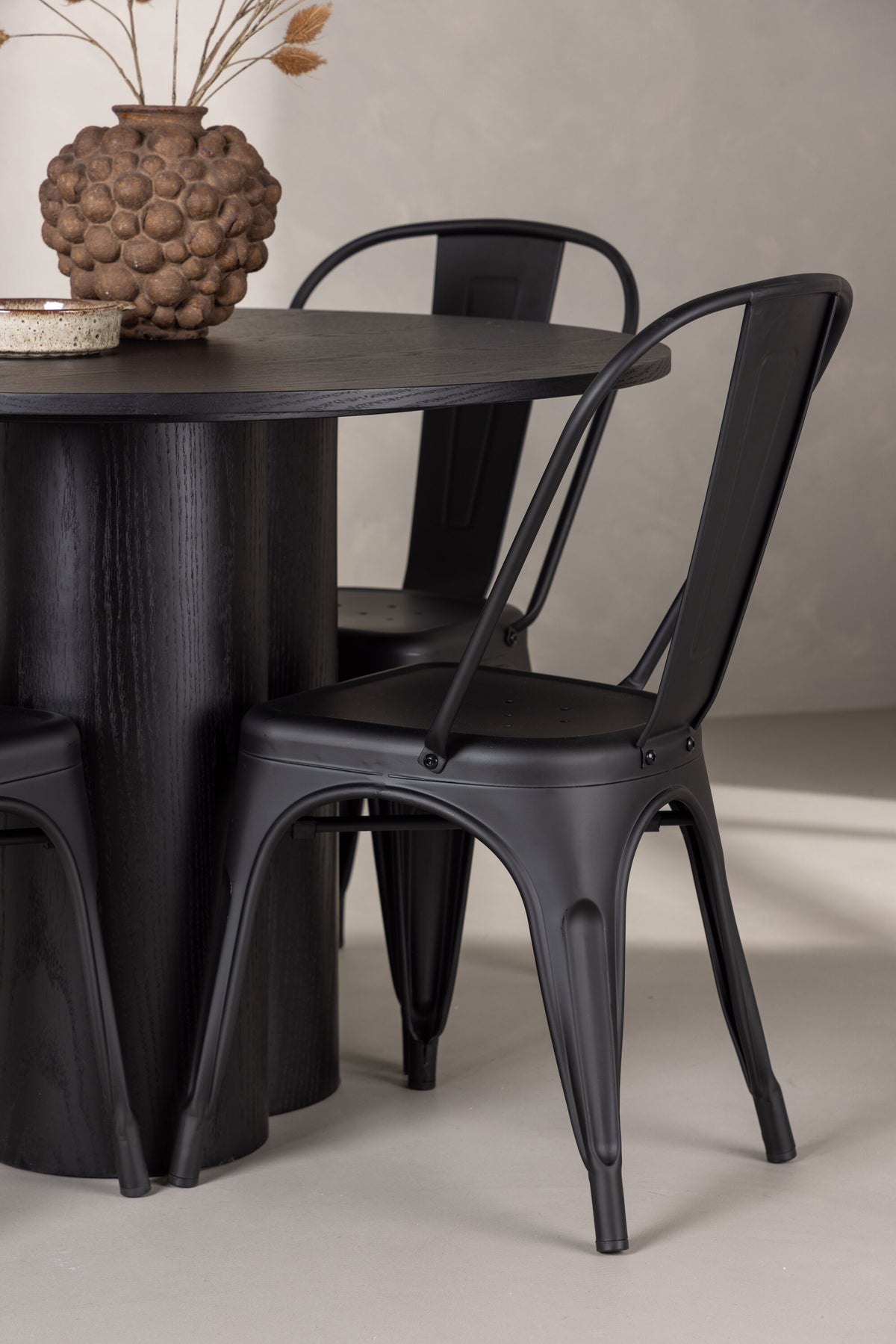 Olivia Matbord med Tempe Stolarna – Bord: ⌀110 Stol: 53x85x45