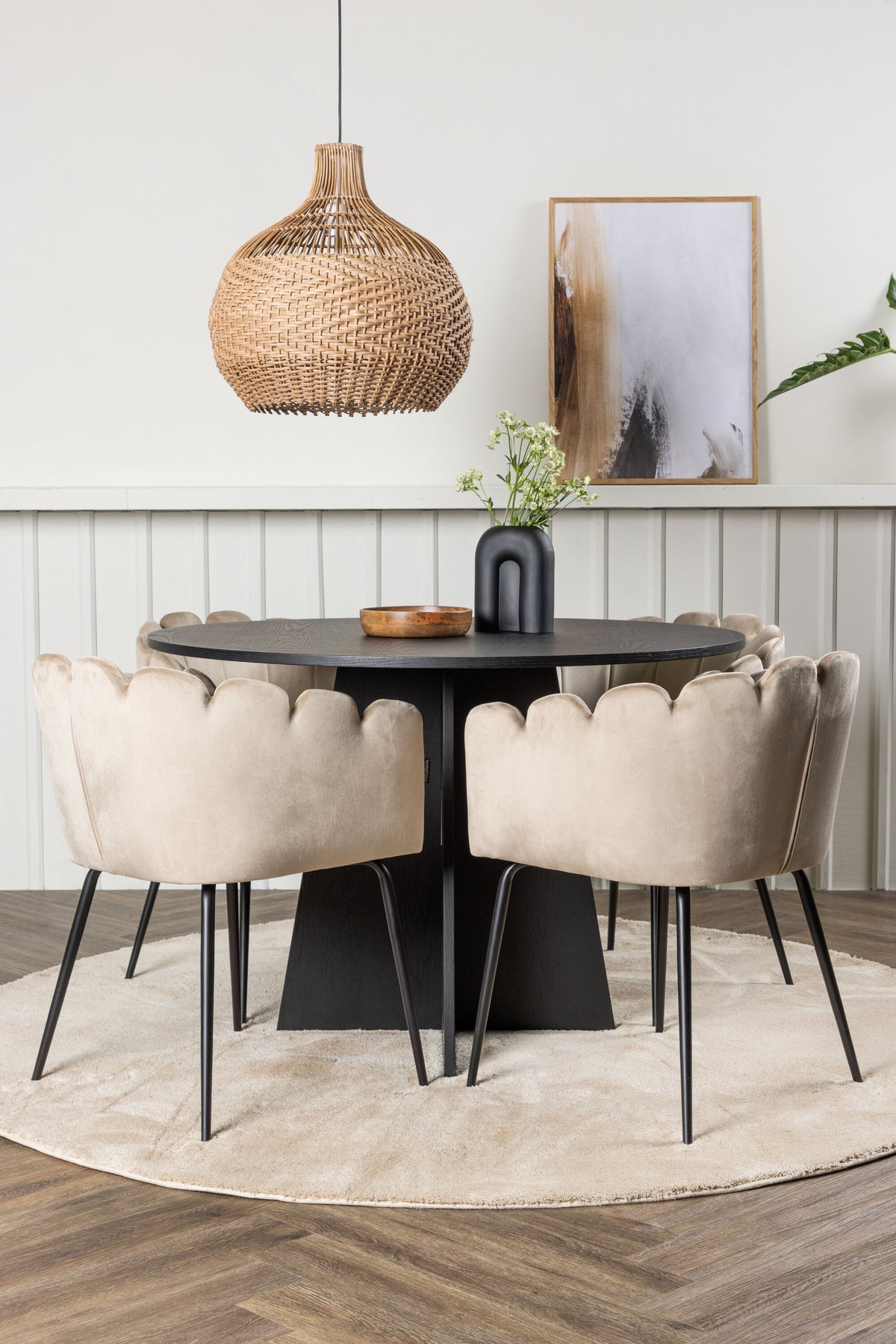 Bootcut Matbord med Limhamn Stolarna – Bord: ⌀110 Stol: 51x76,5x46