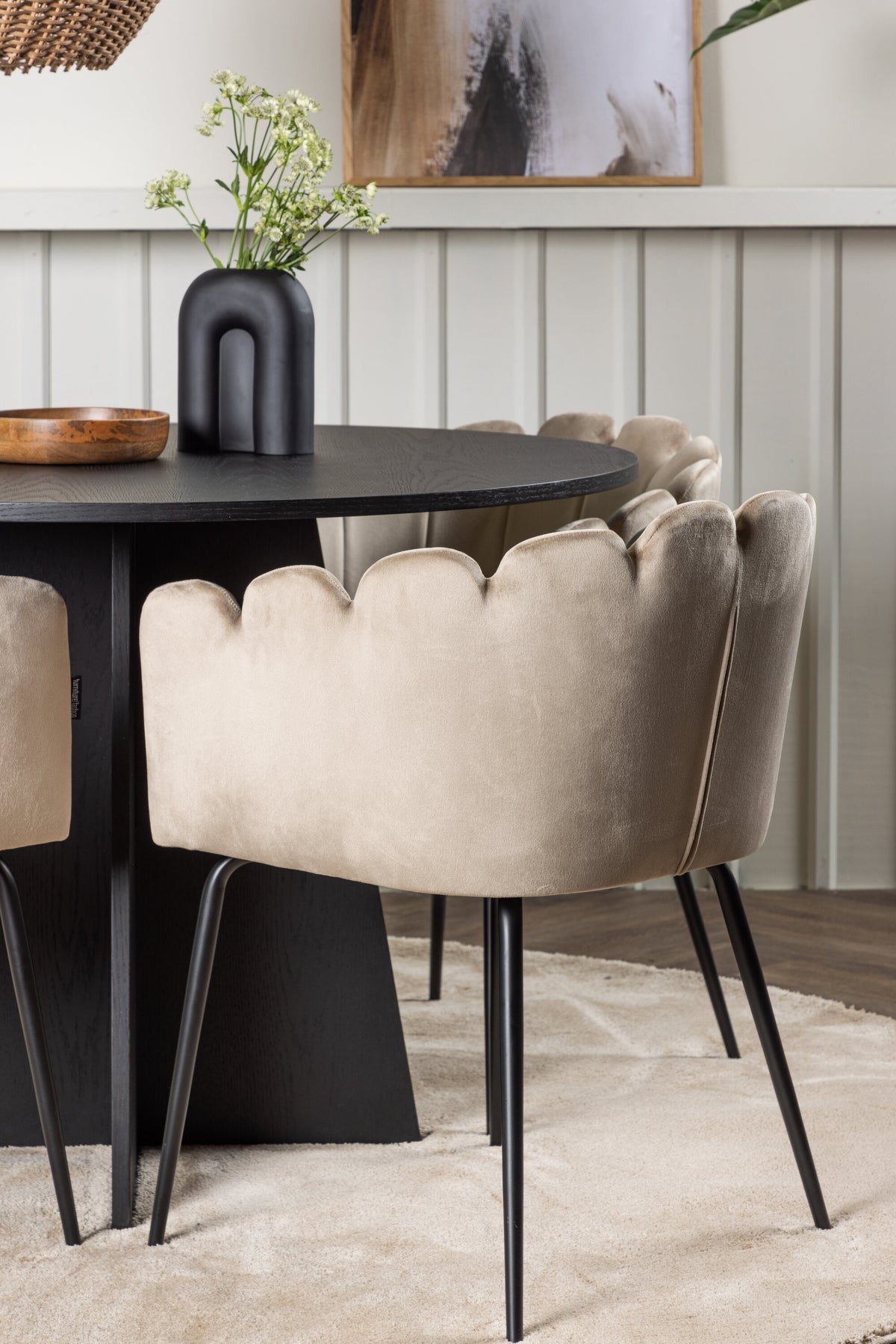 Bootcut Matbord med Limhamn Stolarna – Bord: ⌀110 Stol: 51x76,5x46