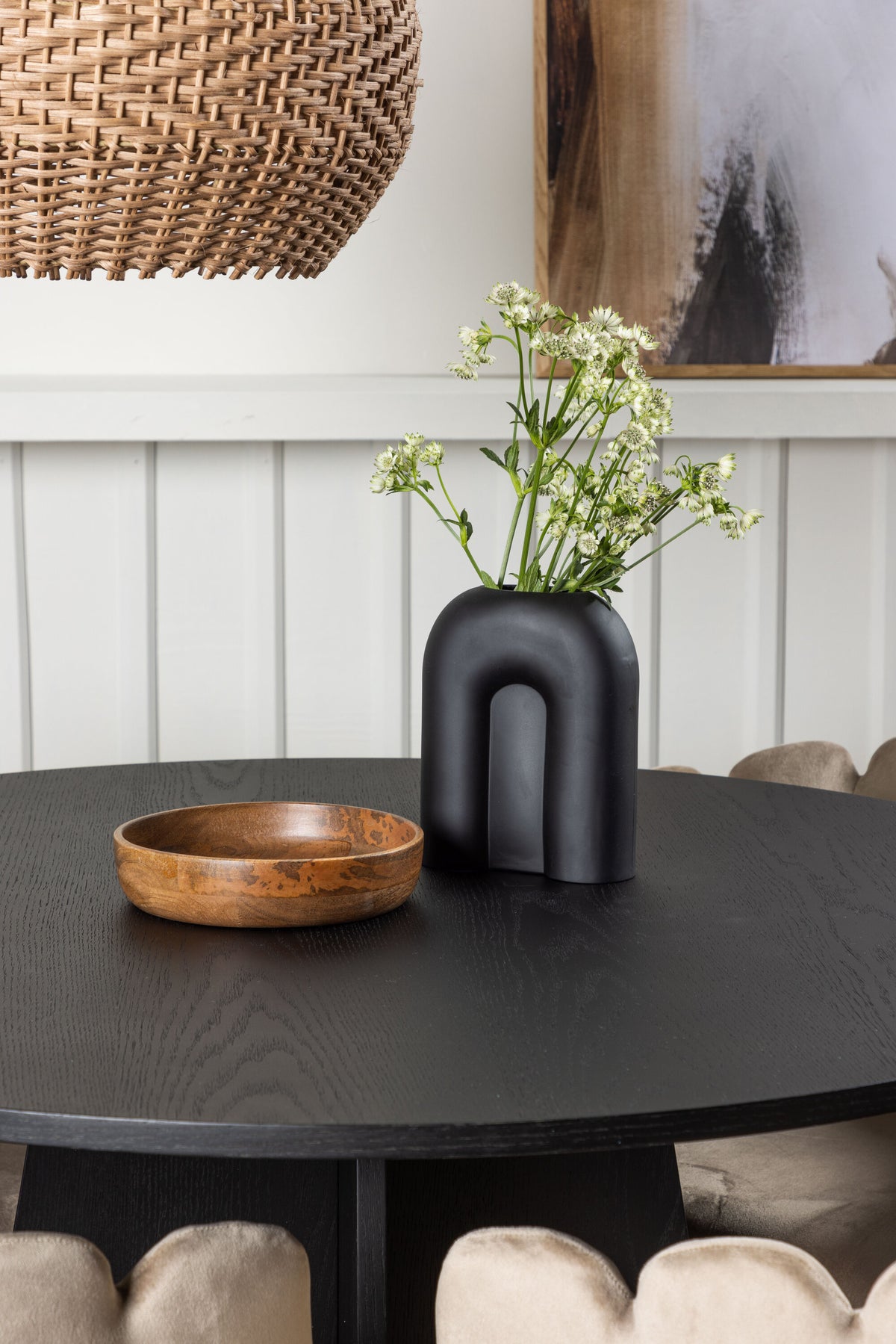 Bootcut Matbord med Limhamn Stolarna – Bord: ⌀110 Stol: 51x76,5x46