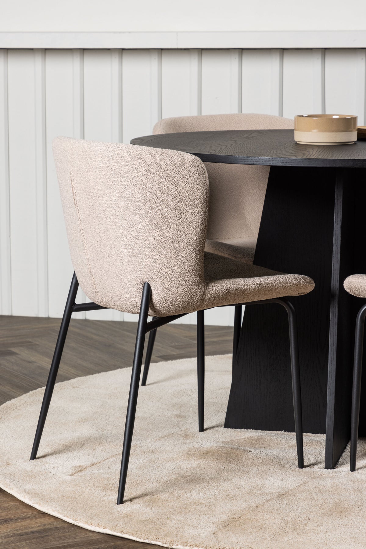 Bootcut Matbord med Modesto Stolarna – Bord: ⌀110 Stol: 54x79,5x48