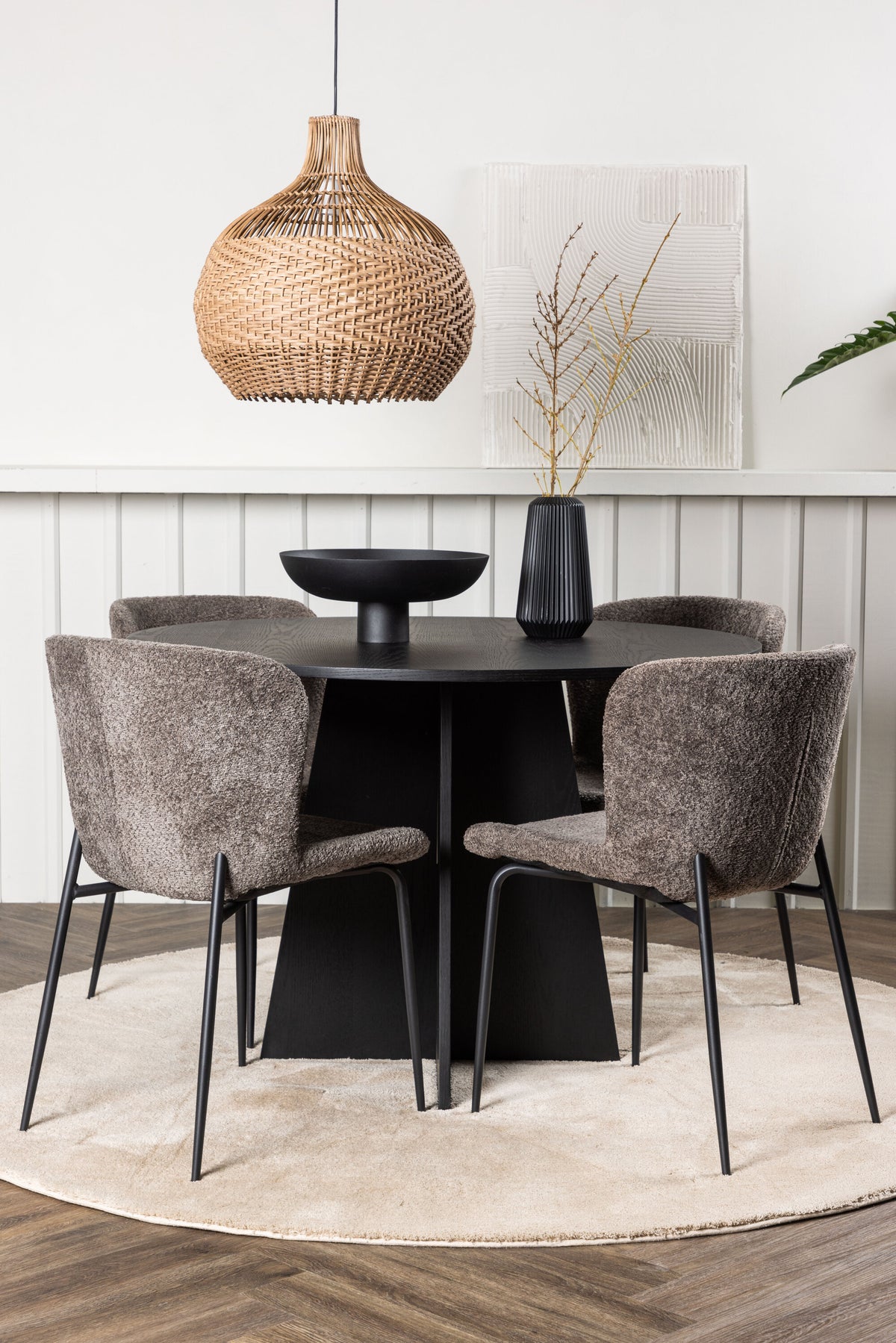 Bootcut Matbord med Modesto Stolarna – Bord: ⌀110 Stol: 54x79,5x48