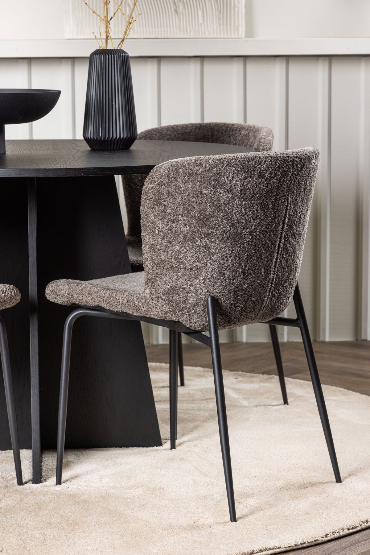 Bootcut Matbord med Modesto Stolarna – Bord: ⌀110 Stol: 54x79,5x48