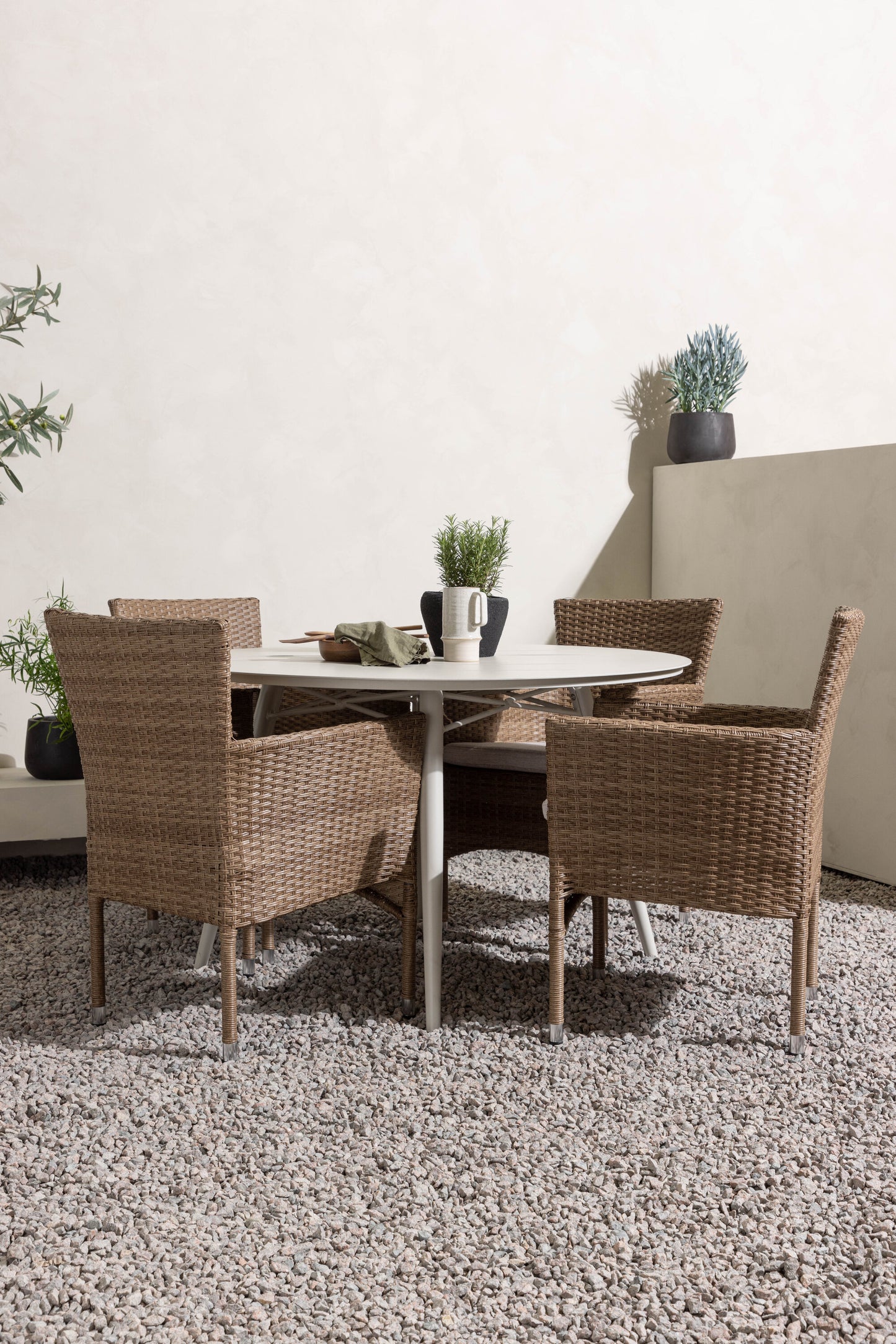 Lina Matbord med Malina Stolarna – Bord: ⌀120 Stol: 60x86,5x58